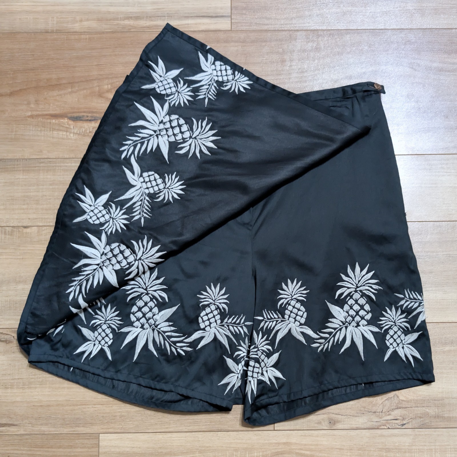 Tommy Bahama Silk Blend Skort 6 Black Embroidered Pineapple Tropical Resort Golf