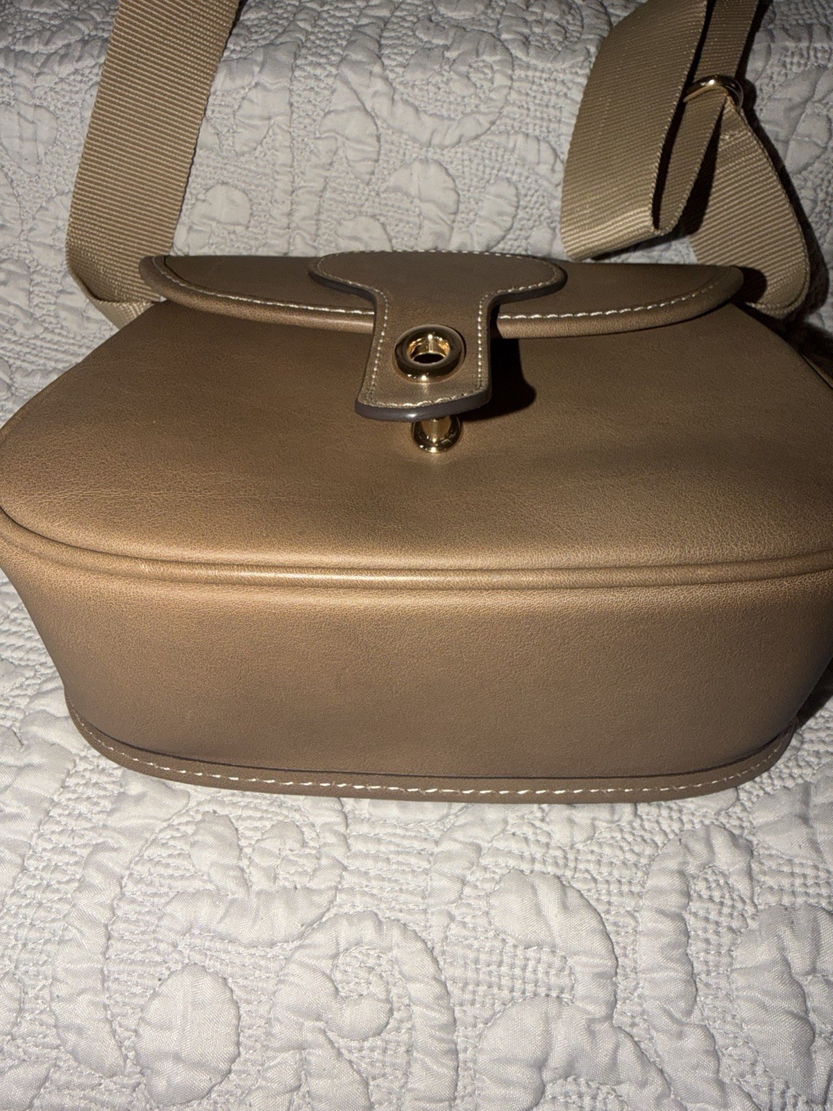 Dooney & Bourke Small Tan Crossbody Bag Turn Lock/Zip Lined Pockets Gold