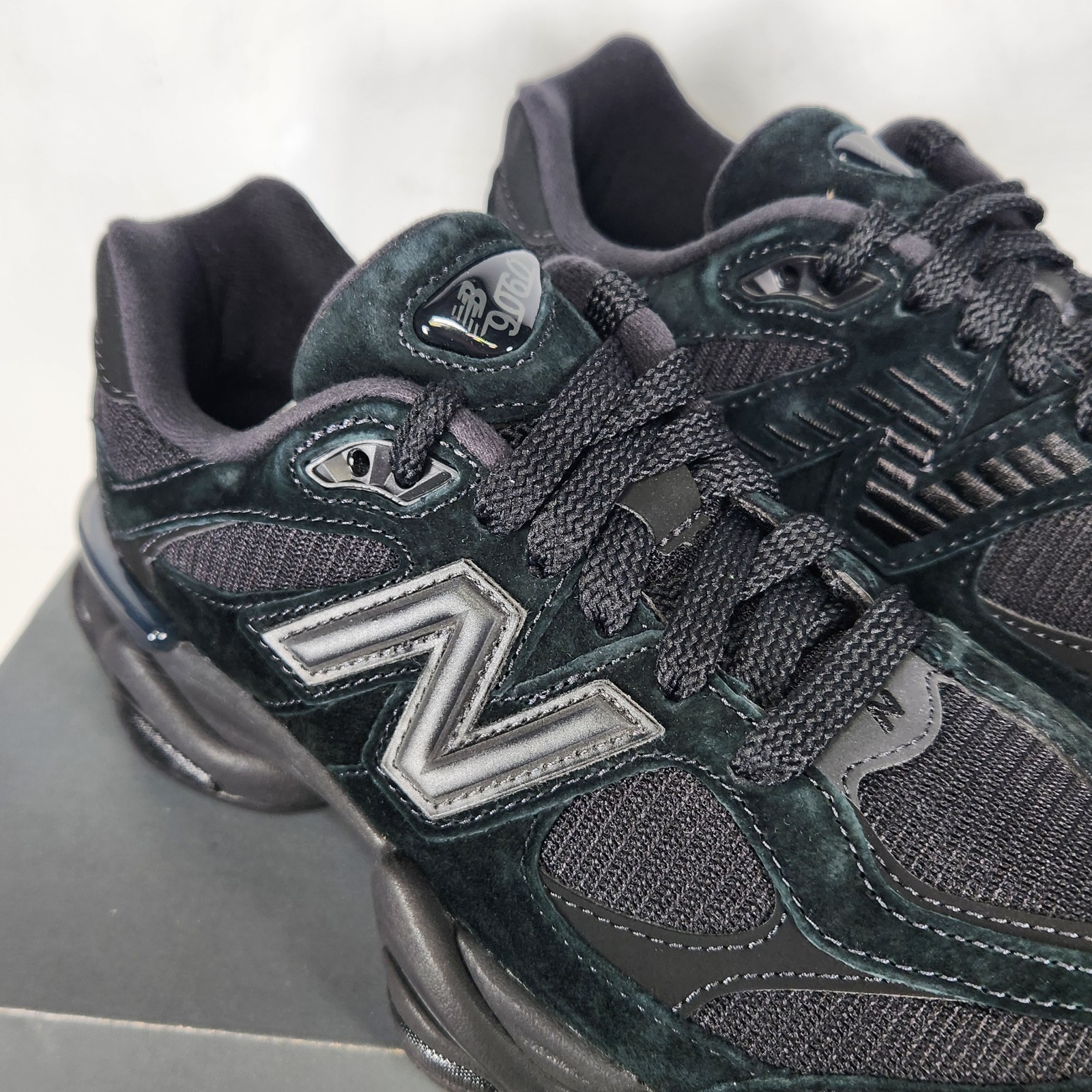 5.5 MEN / 7 WOM – New Balance 9060 – Black / Phantom / Magnet – U9060BPM (sc)