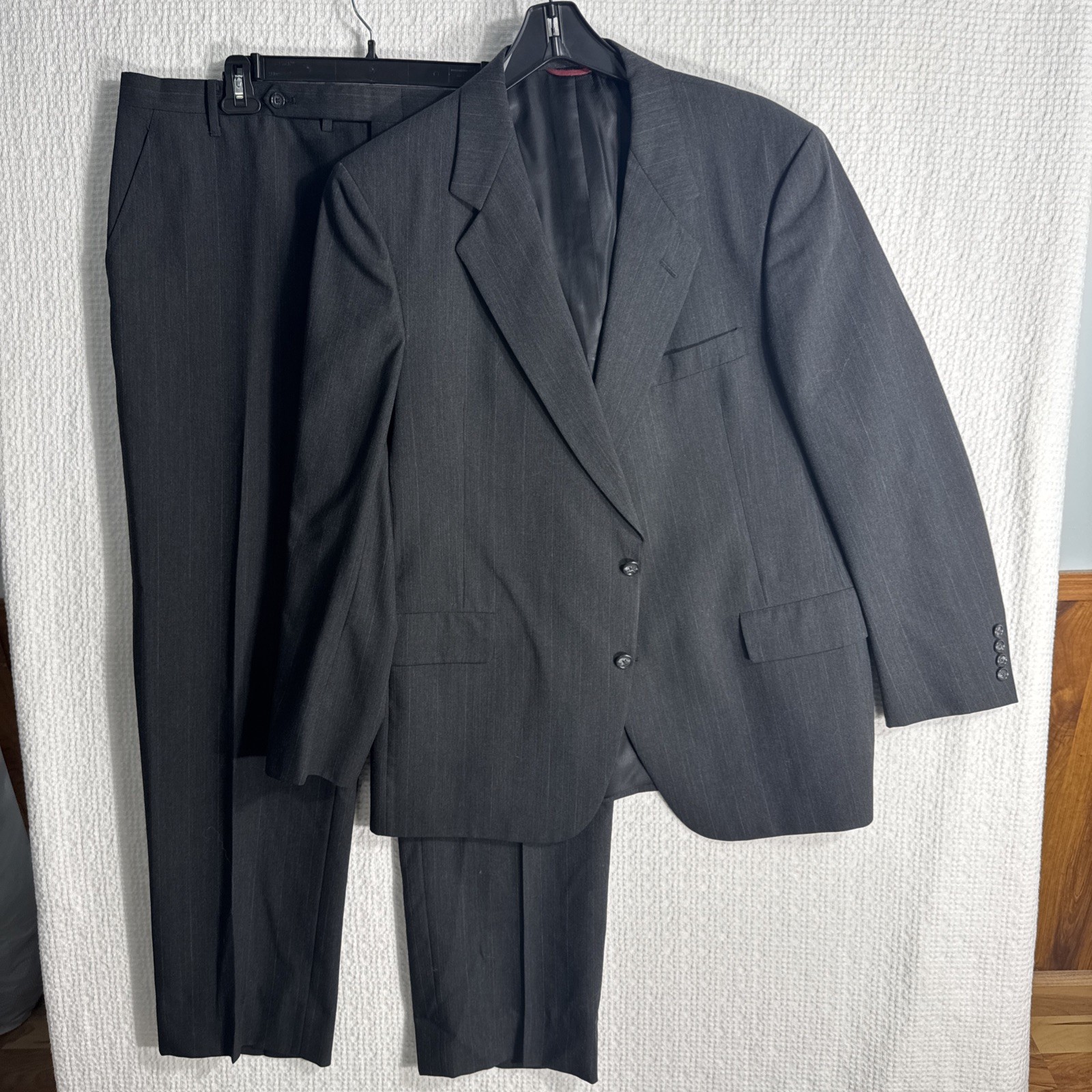 Vintage Hart Schaffner Marx 44R Relaxed Charcoal Pinstripe 2-Piece Suit 39×27