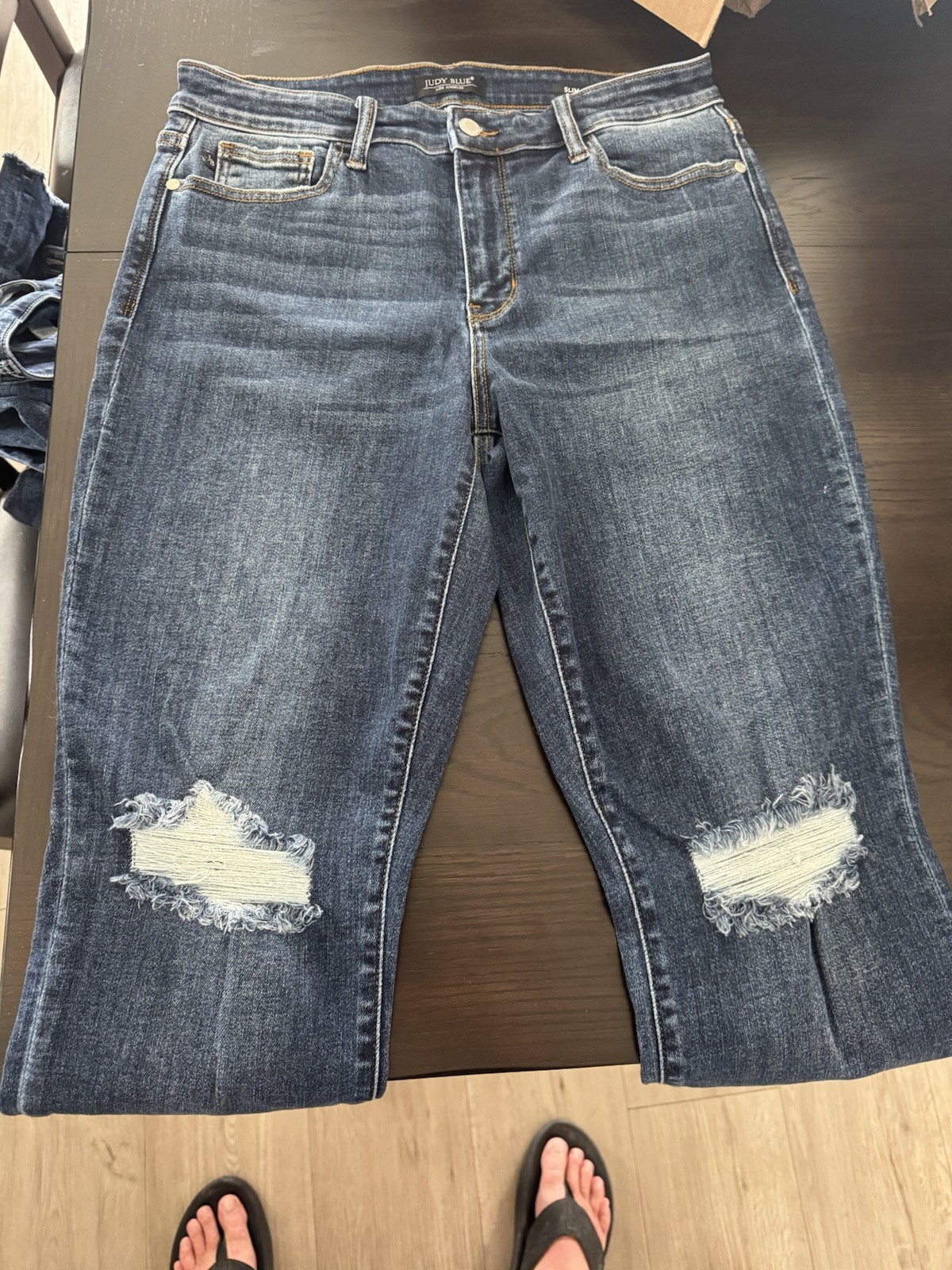 Judy Blue Women’s Mid-Rise Slim Skinny Denim Jeans Medium Wash Blue Distressed