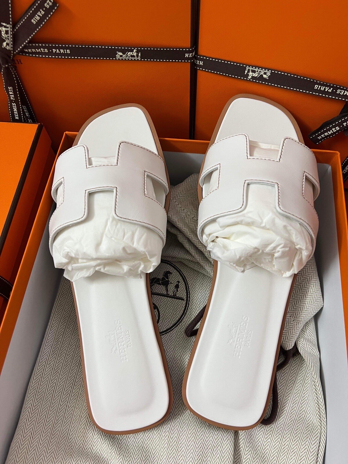 Size 38EU NEW in box HERMÈS White Calfskin Oran Sandals w/ receipt