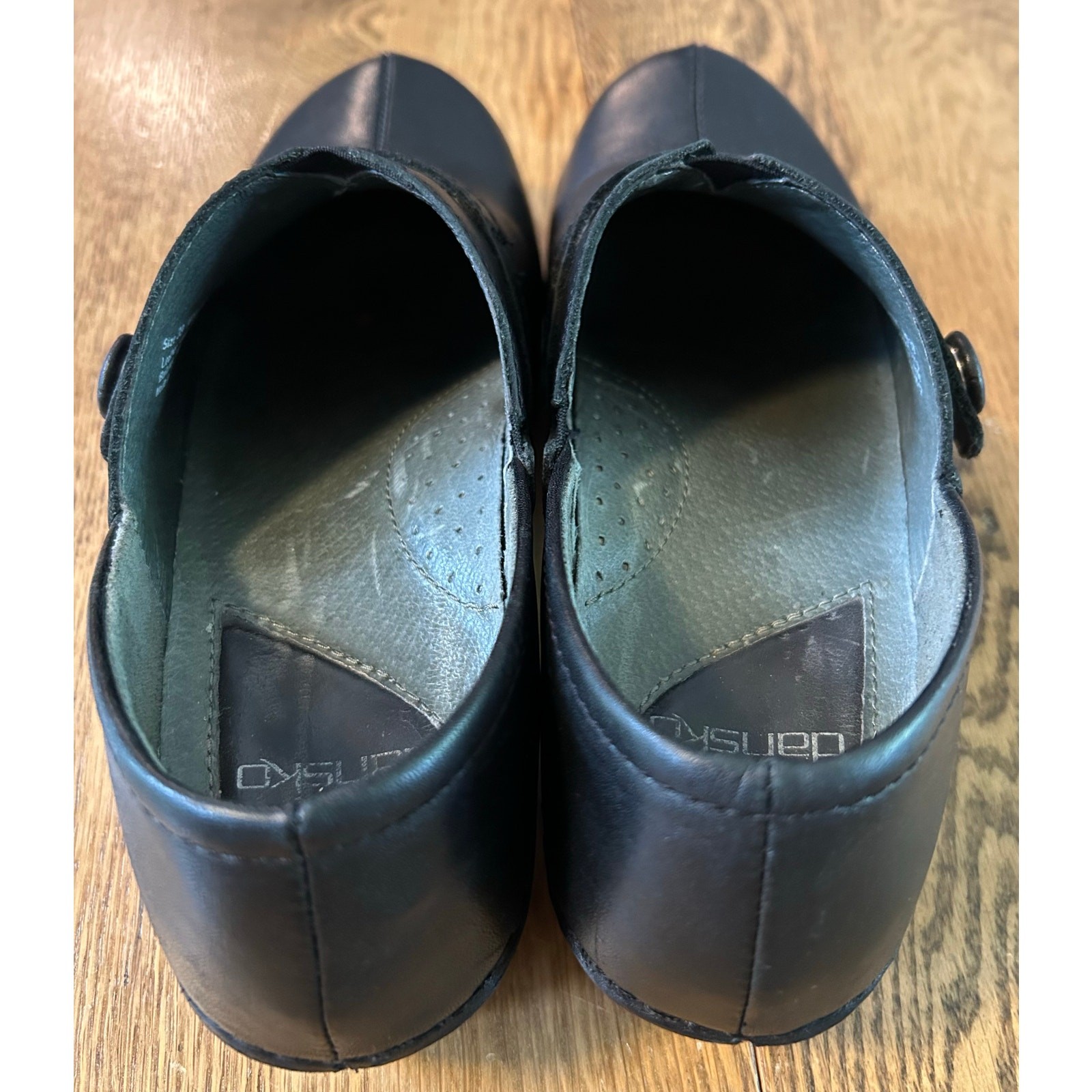 Dansko Solstice Button Strap Clogs Black Leather Slip on Women’s Sz 39 US 8.5