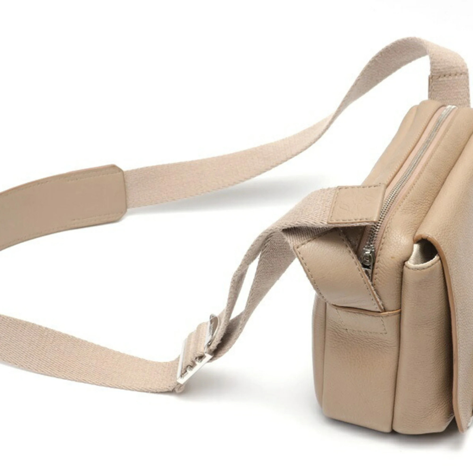Loewe military-style shoulder bag, leather, beige. GZl1gnuu