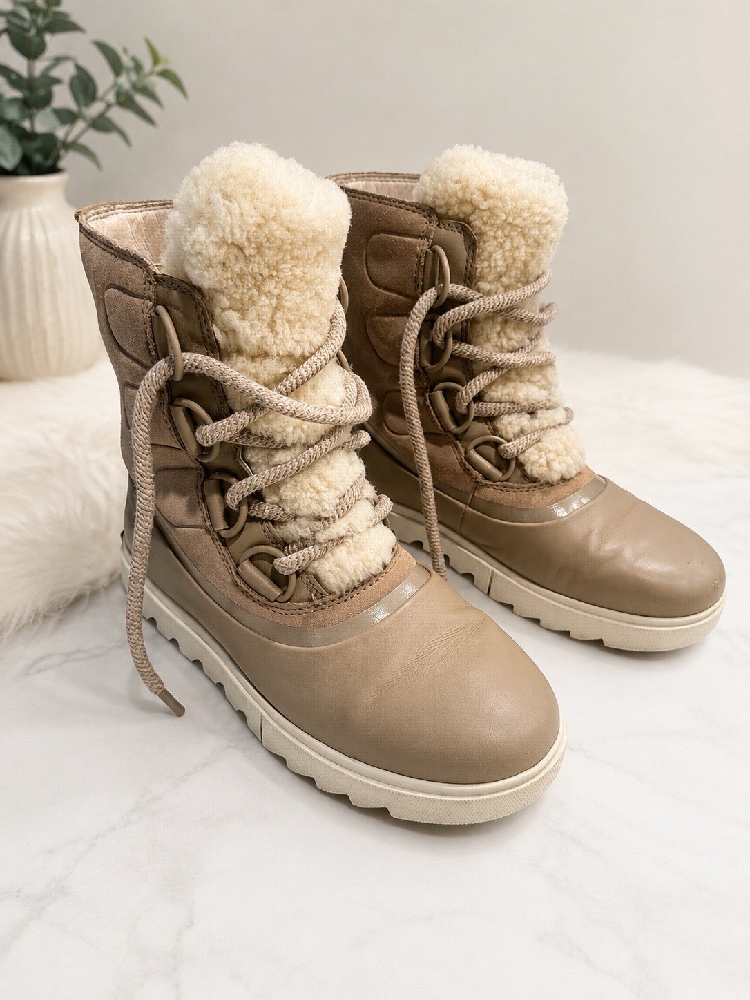 Sorel Women’s Winter Boots Size 7.5 Taupe Faux Shearling Waterproof Lace Up