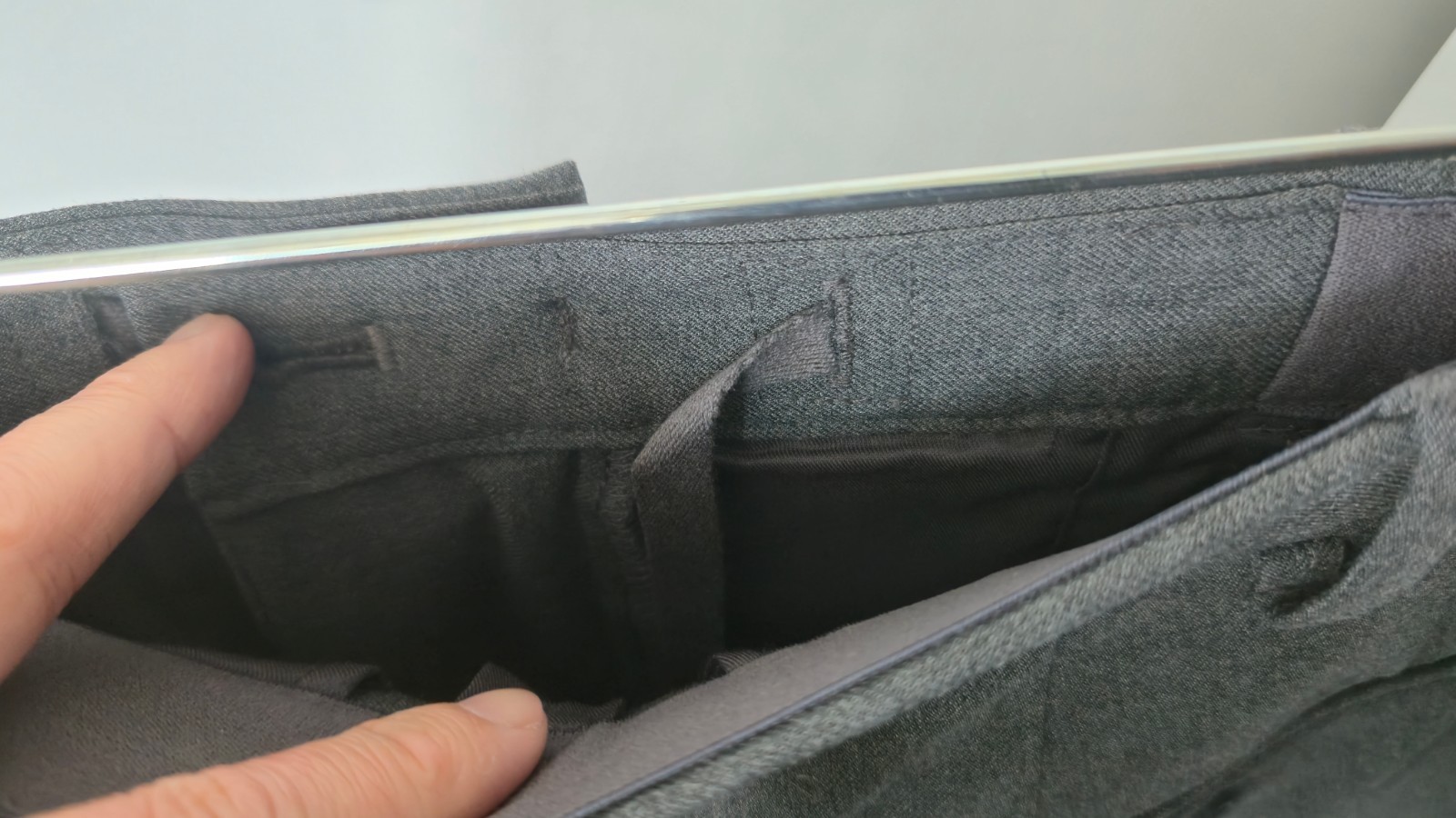 UNIQLO Gray Smart Ankle Pants Men’s (2-Way Stretch) – Size Small