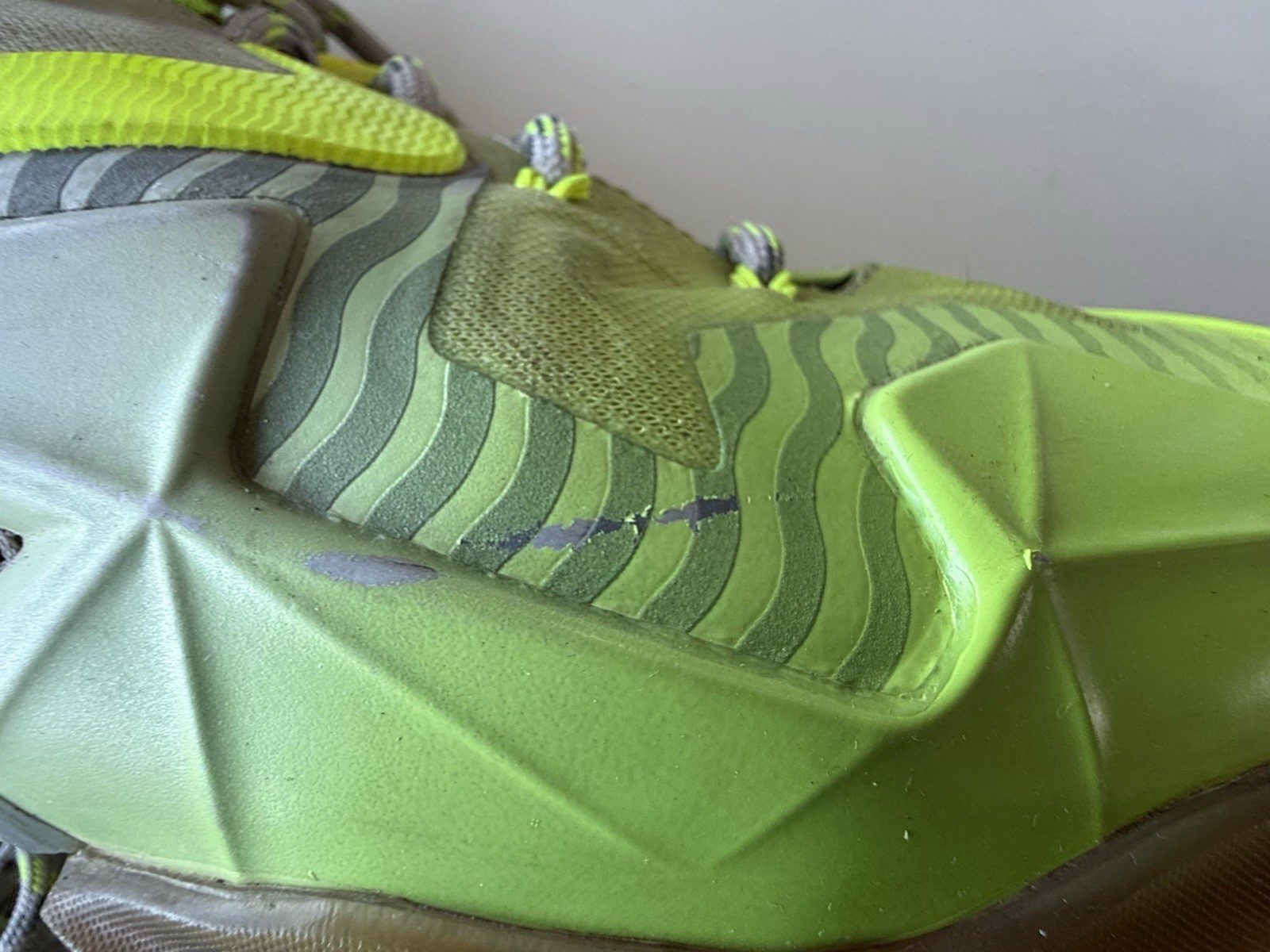 Nike LeBron 11 XI Men’s Size 10 Luster Volt Maison Du LeBron 683252-074