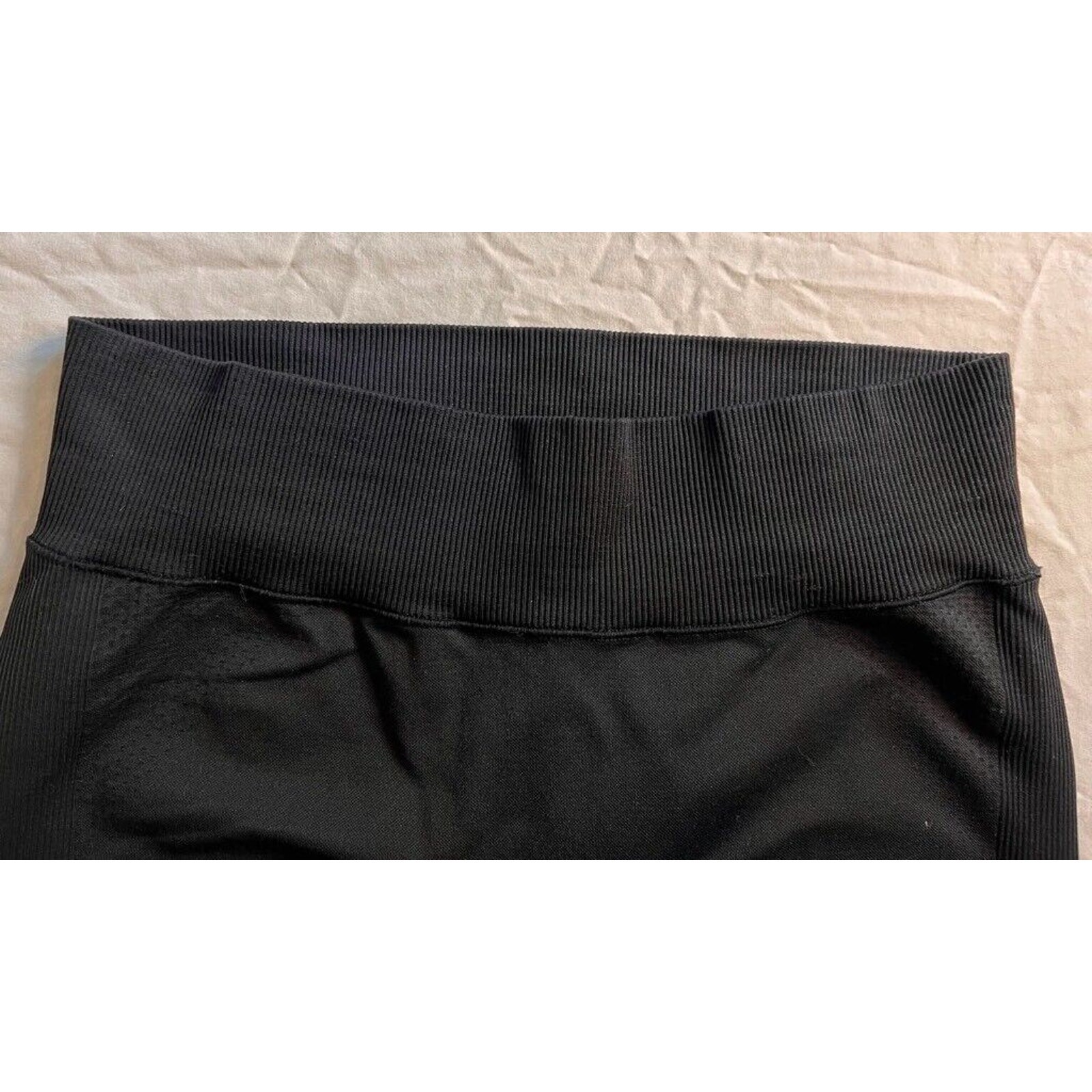 Under Armour Womens Leggings Pants Black Mid Rise Yoga Waistband Workout MEDIUM