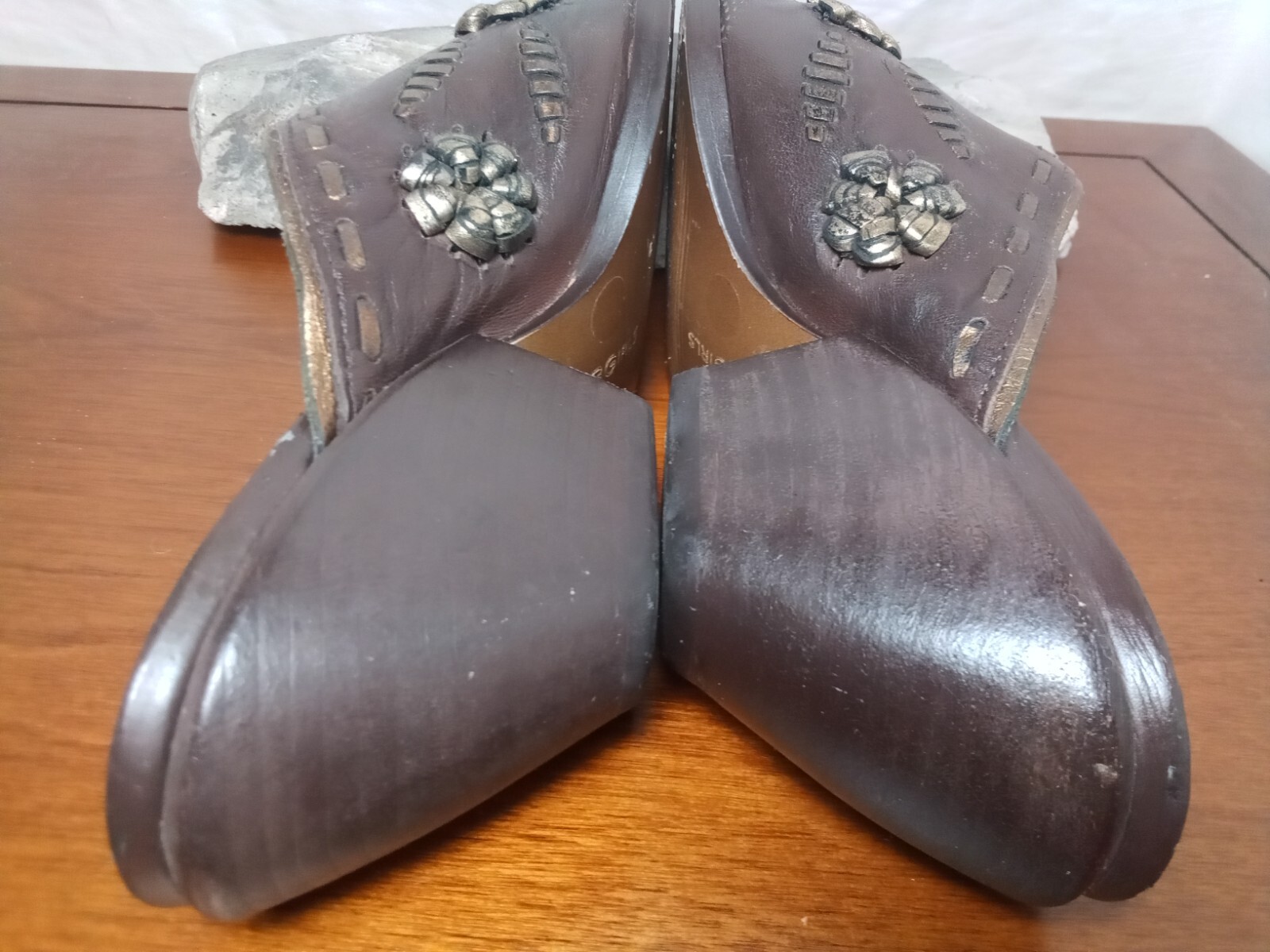 BCBG Women’s Sz. 6 B / 2.25 in Block Mule Witch Clogs thick soft leather