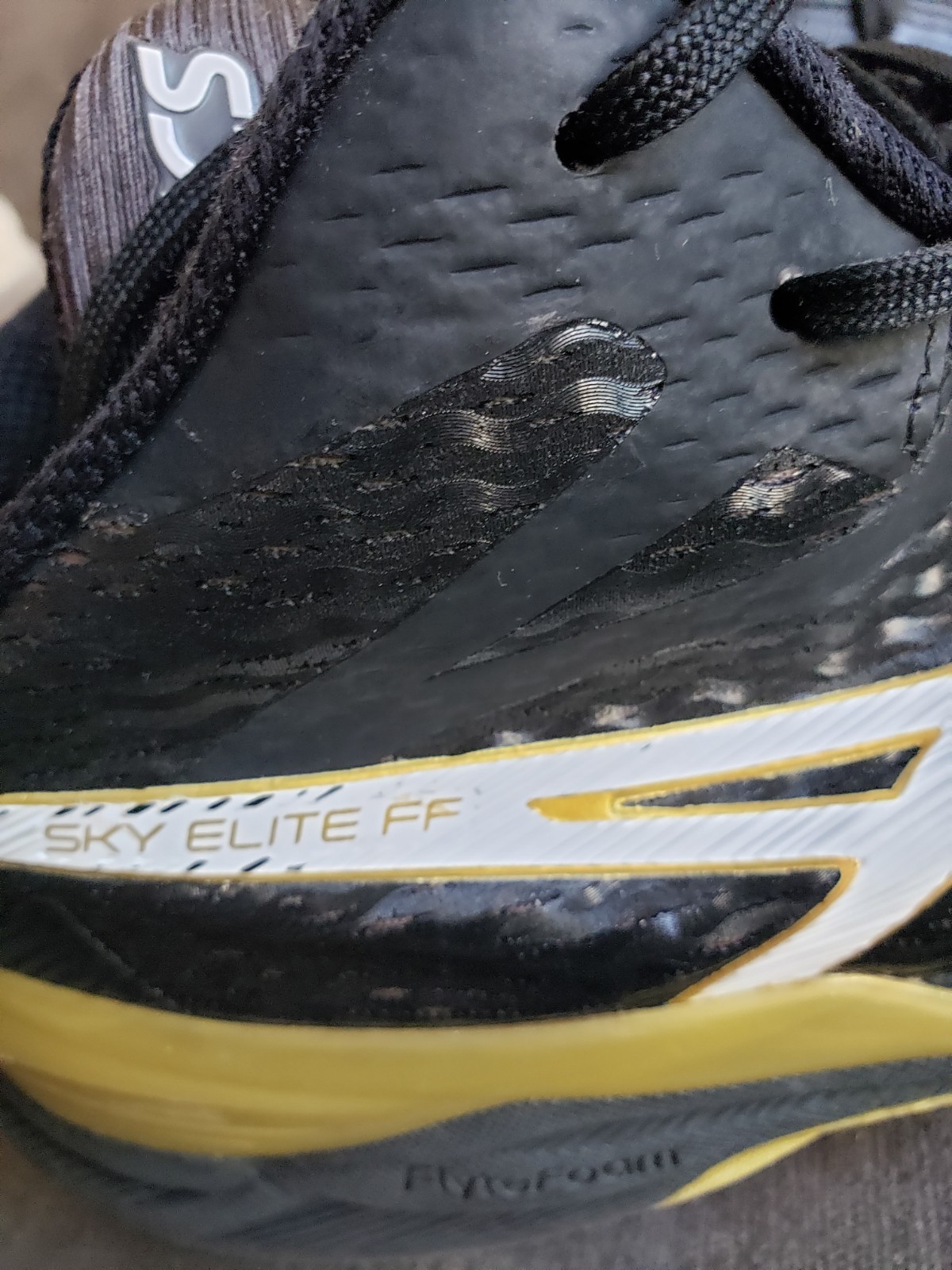 Size 13 – Asics Men’s Sky Elite FF Black Gold Volleyball Shoes Mid Top READ DESC