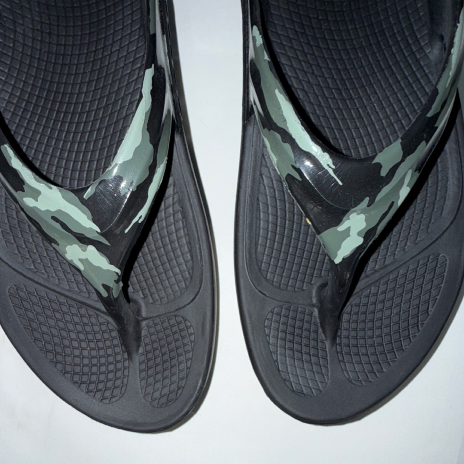 OOFOS Cushioned Comfort Camo Camouflage Thong Slip-On Sandals US 8