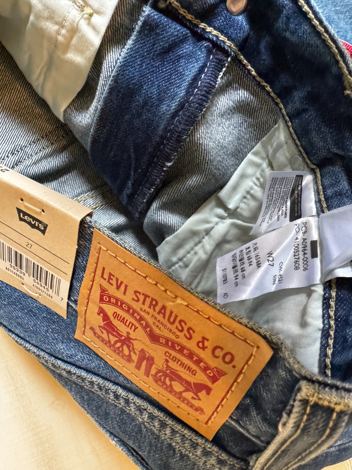 Levi’s Low Pro Straight leg distressed denim jeans size 27 women’s 31″ ins nwt