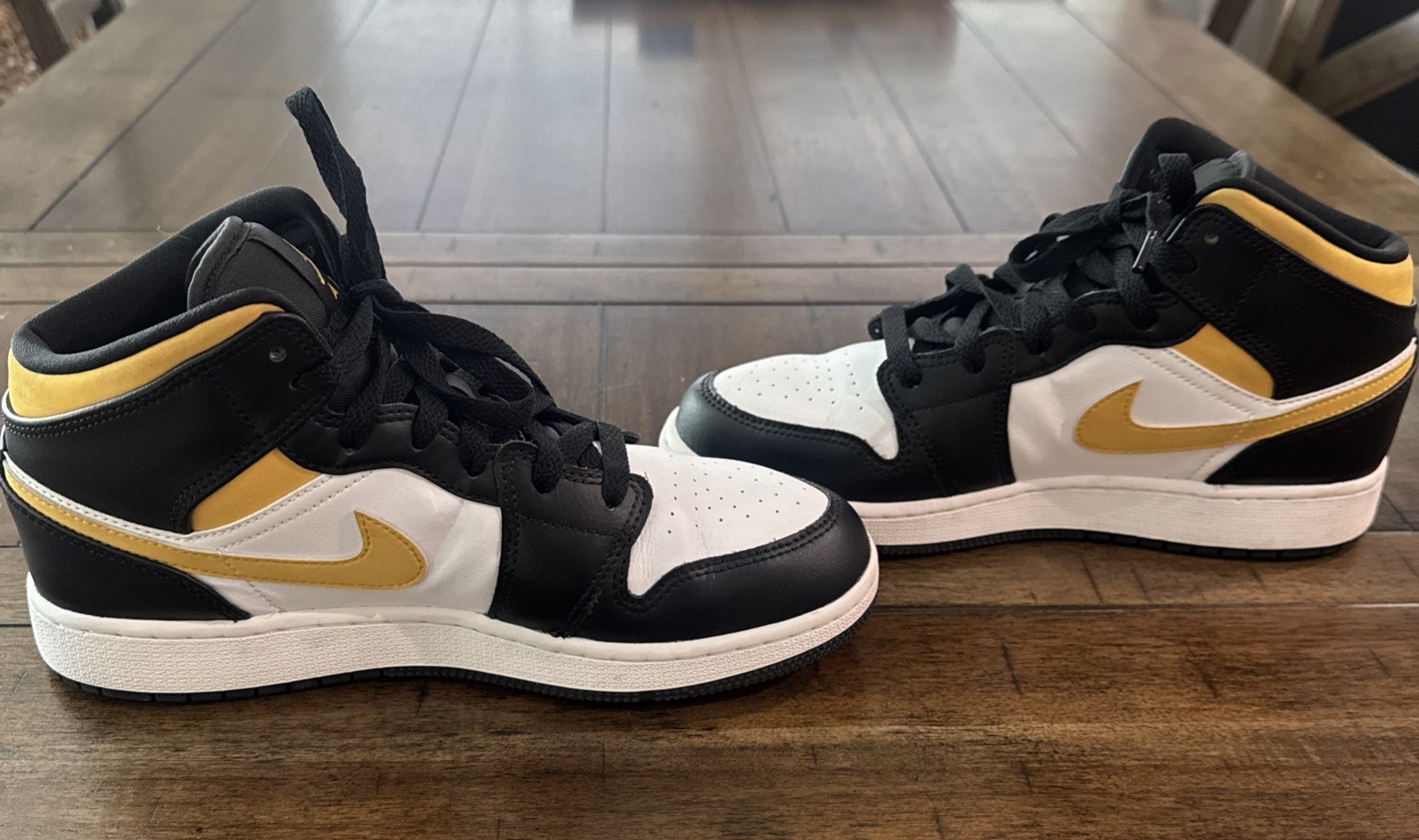 Nike Air Jordan 1 Mid (GS) White/Pollen-Black 554725-177 Size 6.5Y (Women’s 8)