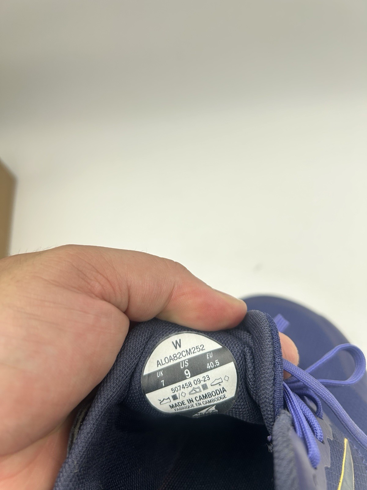 Altra Superior 6 Trail Running Shoes Womens Size 9 Blue Yellow AL0A82CM252