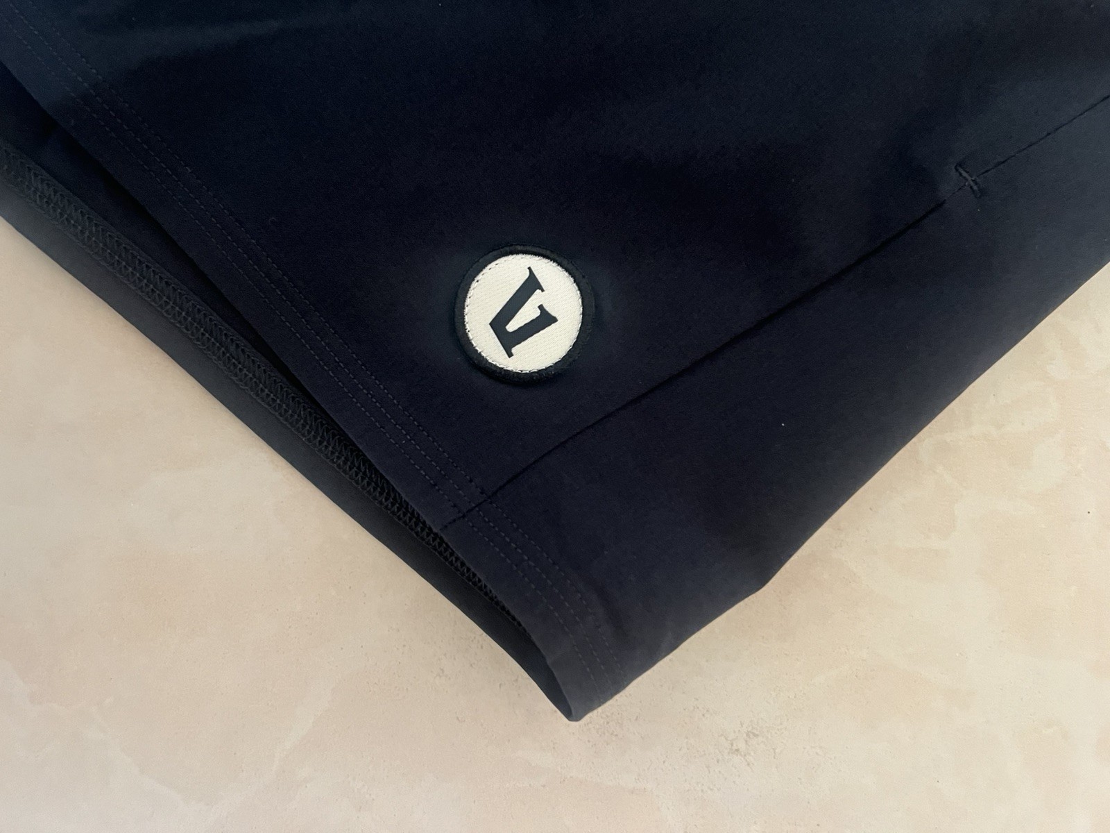 NEW Vuori Maverick Volley Short 6″ Inseam Lined Black Men’s Large L V3087