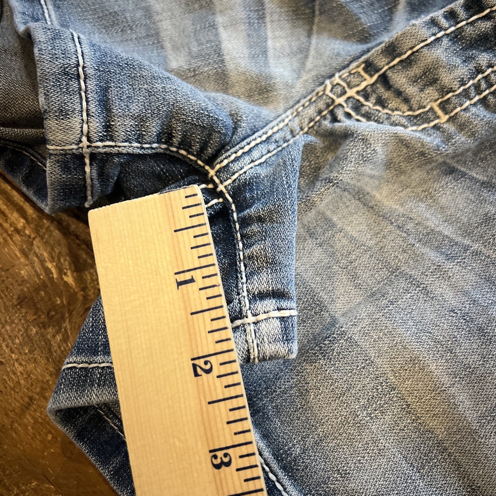 Buckle BKE Sabrina Light Wash Distressed Stretch Y2K Low Rise Shorts Sz 26