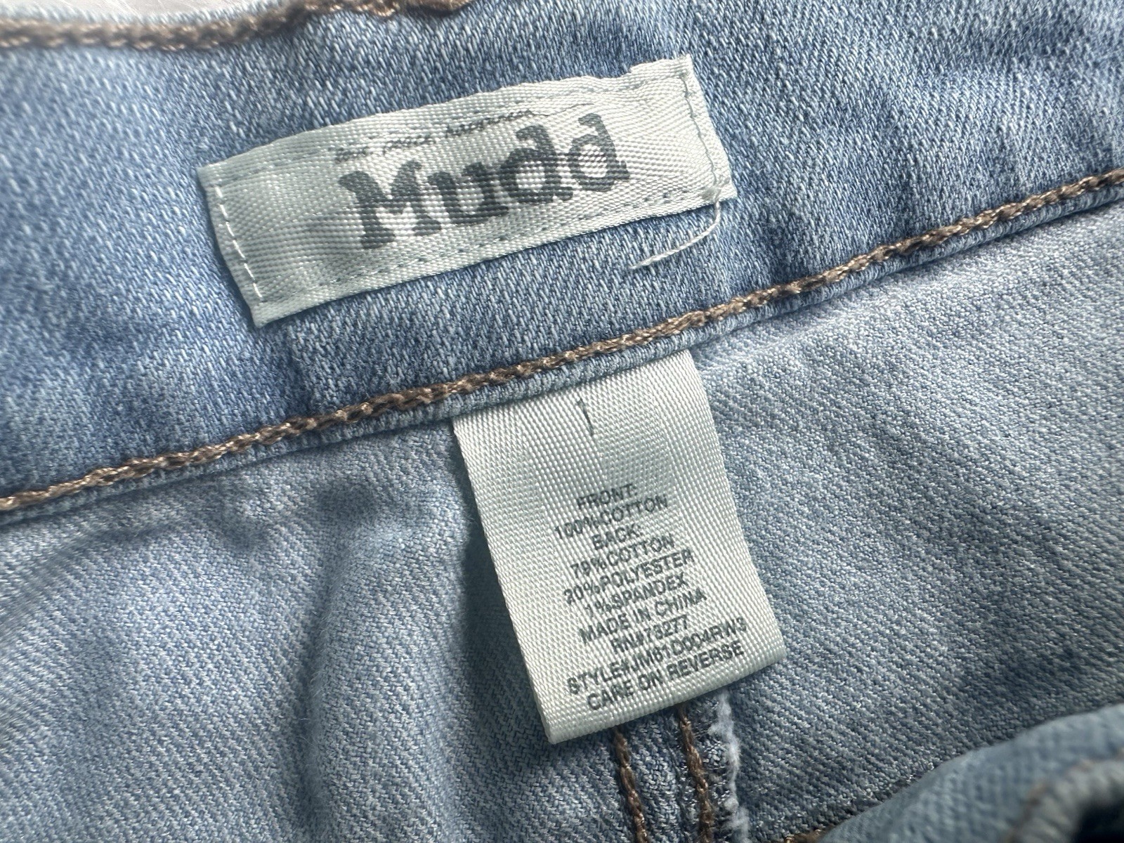 Mudd Low Rise Light Wash Blue Denim Cut Off Shorts Size 9 Stretch HS34