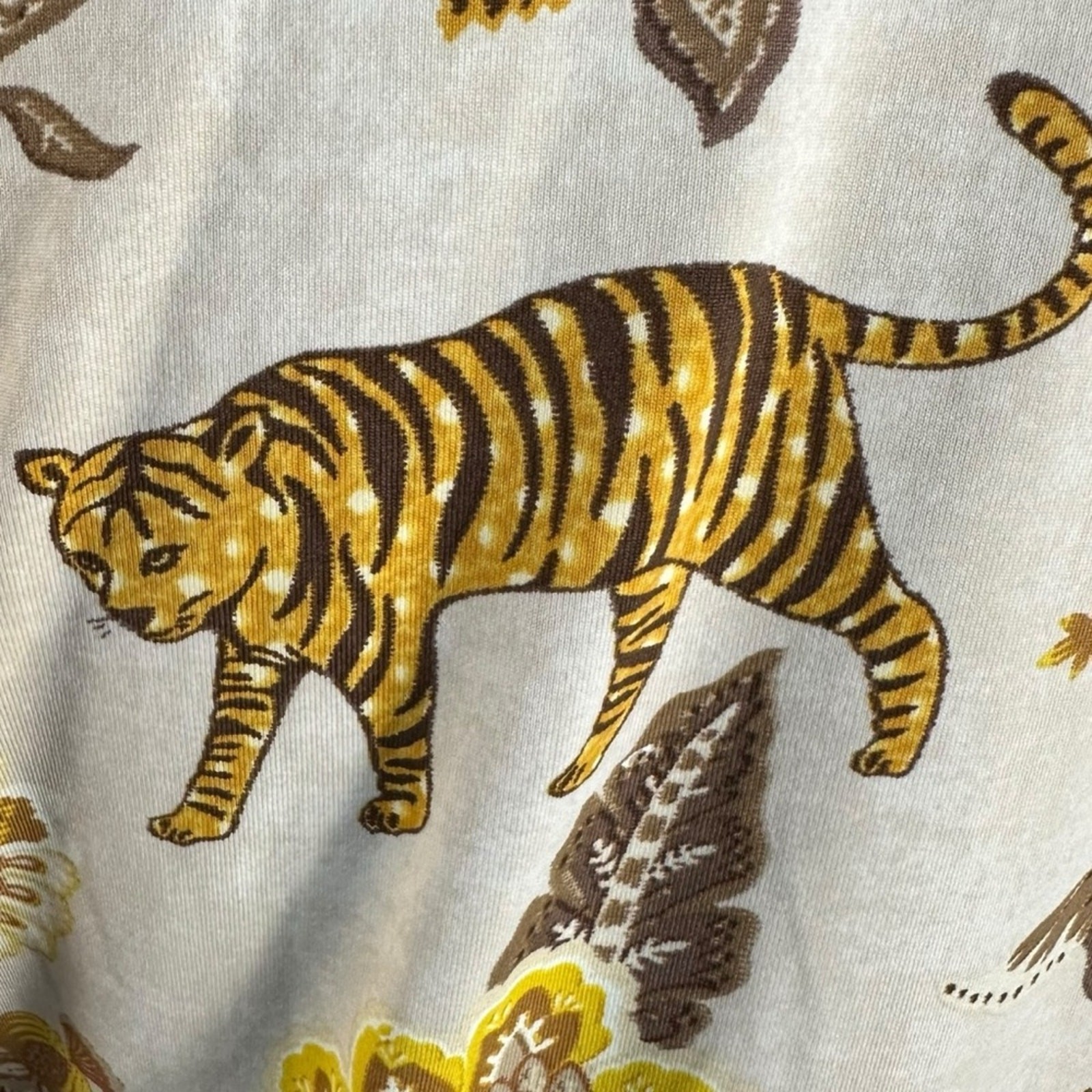 J. McLaughlin Catalina Cloth Signature Tee in Sand Gold Tigris Blossom Large