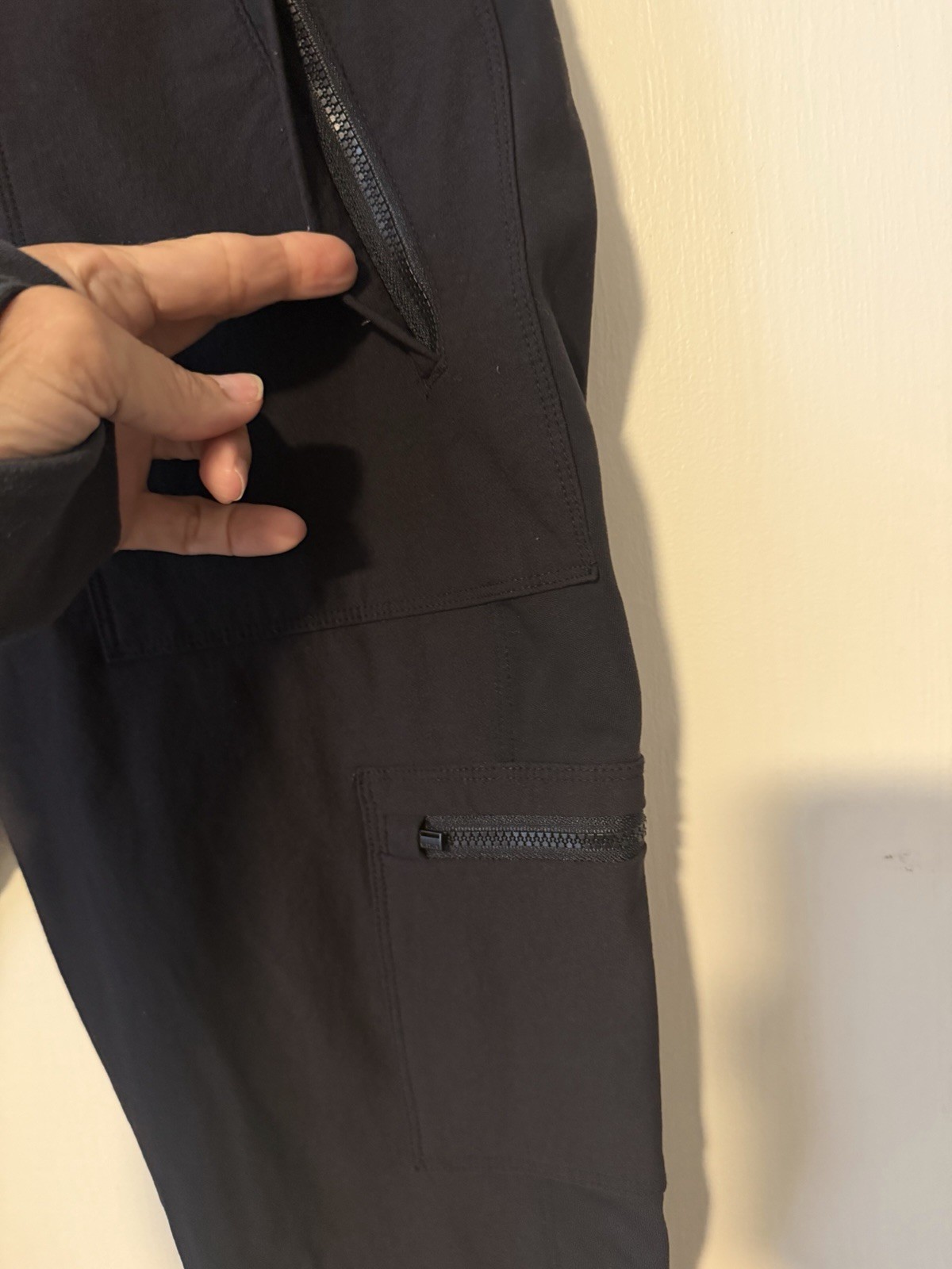 Athleta Headlands Hybrid Cargo Pants Women’s Size 10 Black Pull-On Pockets