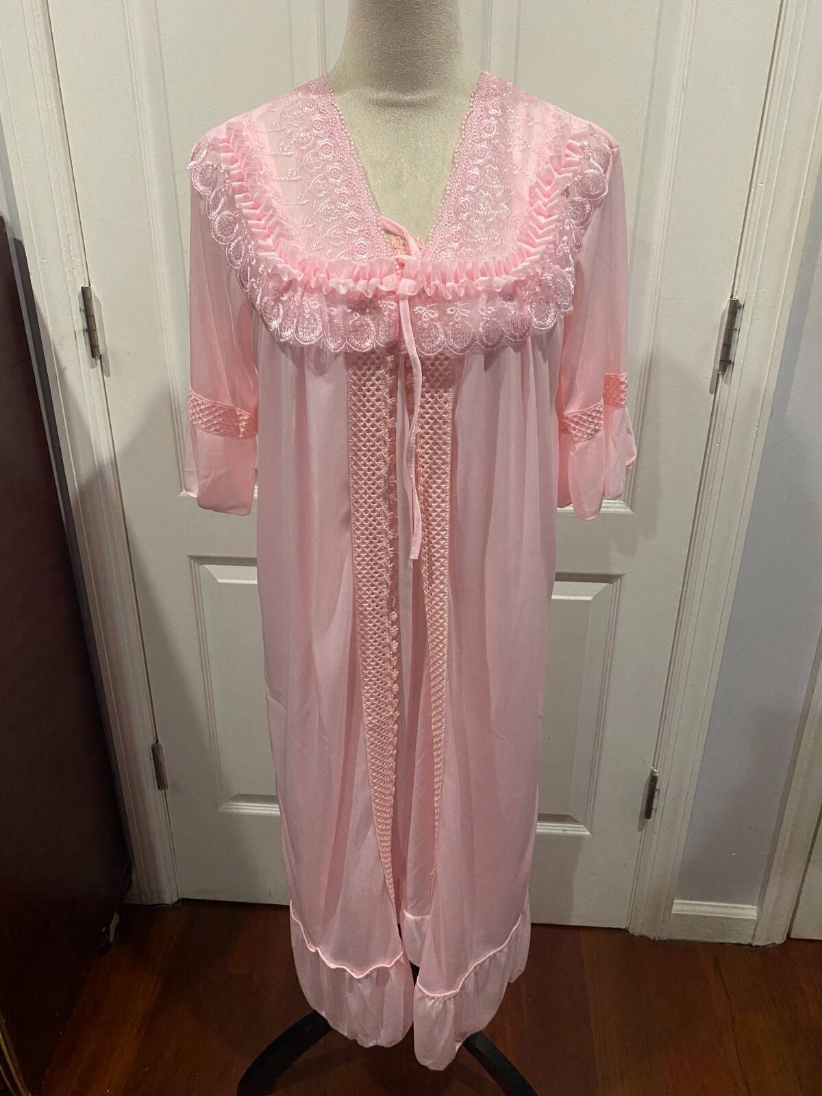 Silky Sleeveless Nightgown w/Robe Embroidery Lace Floral Design Lt Pink Size XL