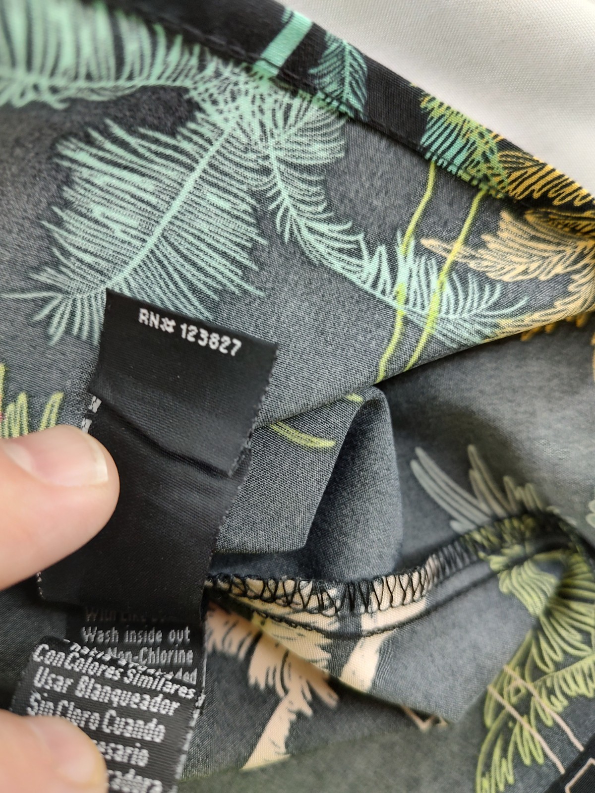Good Vibes Mens Size Medium Poly/Spandex Blend Short Sleeve Hawaiian Button Up