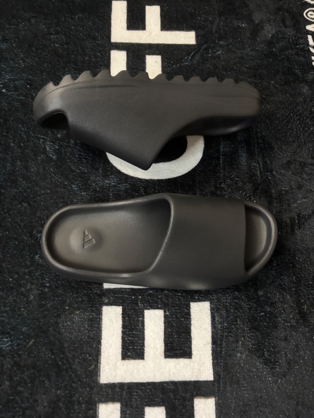 1:1 black yeezy slides