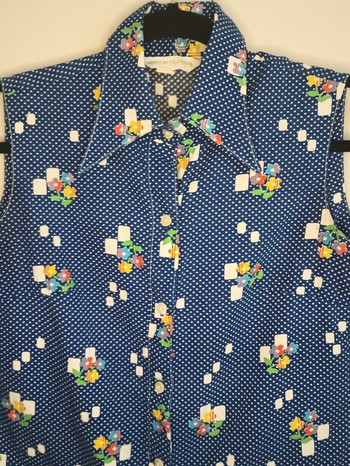 Vtg 70s Pointed Collar Sleeveless Button Up Top With Polka Dot Floral Print