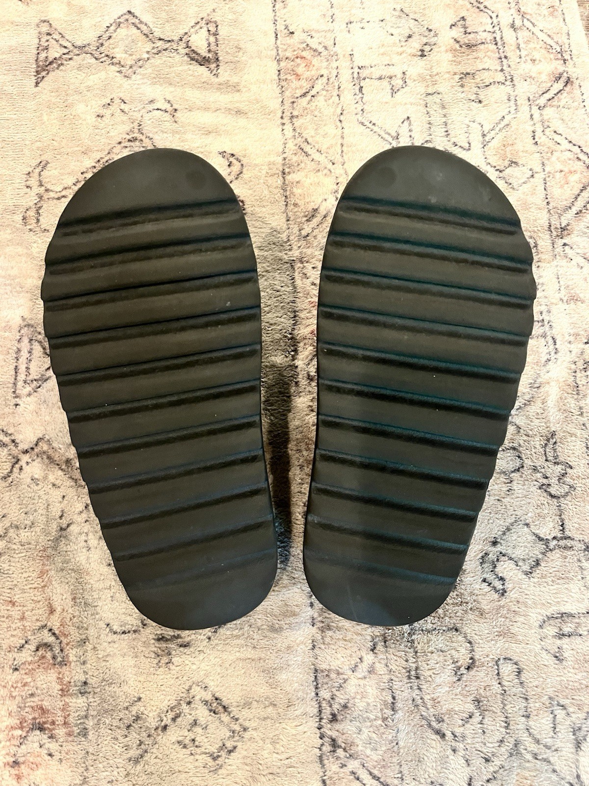 Adidas Yeezy Men’s Black Slide Slightly Used Good Condition