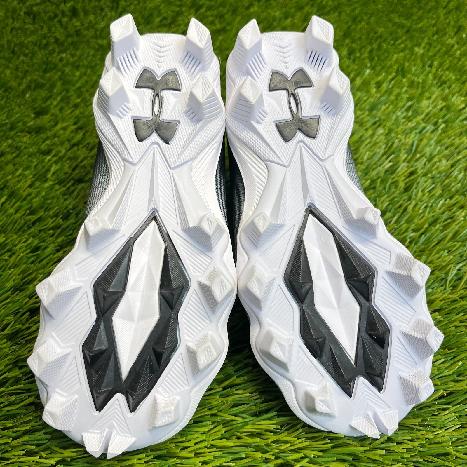 Under Armour Spotlight Franchise 4 RM Boys Size 11K Black White Football Cleats
