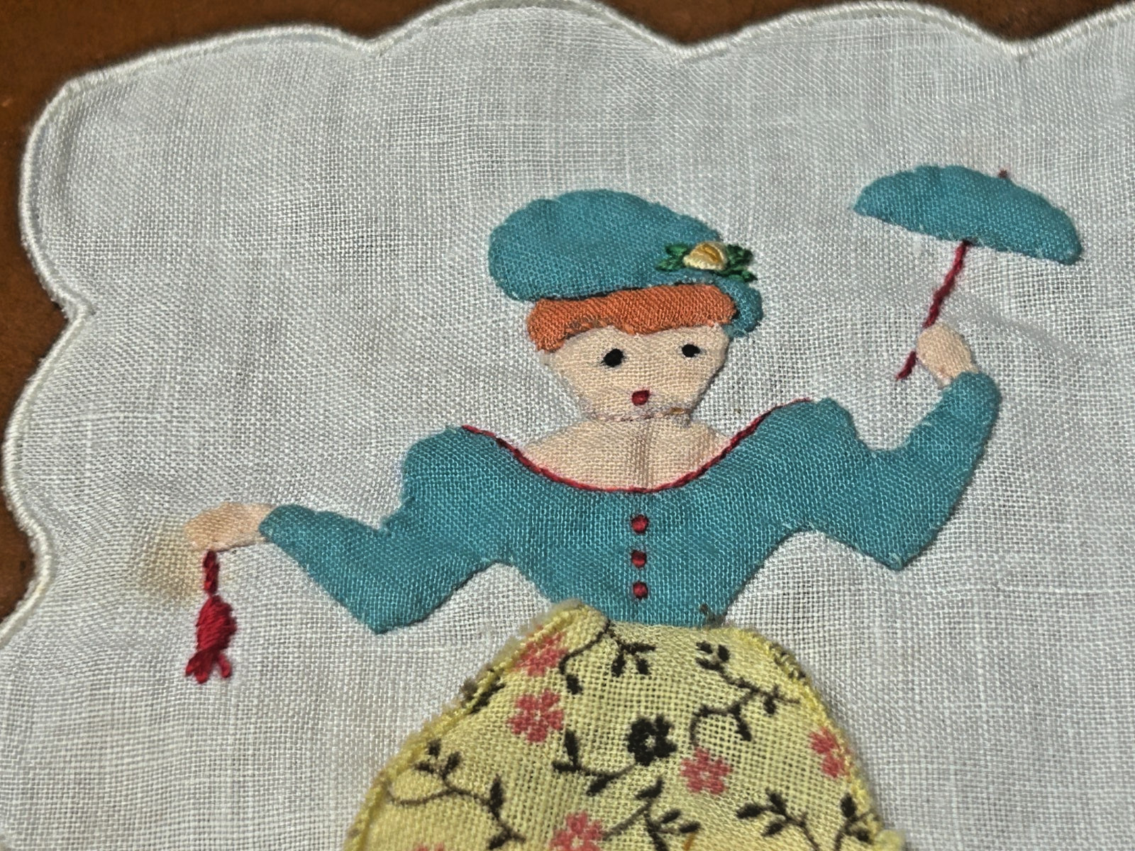 doily hankie embroidered l940s layered batiste 3.75×6.75
