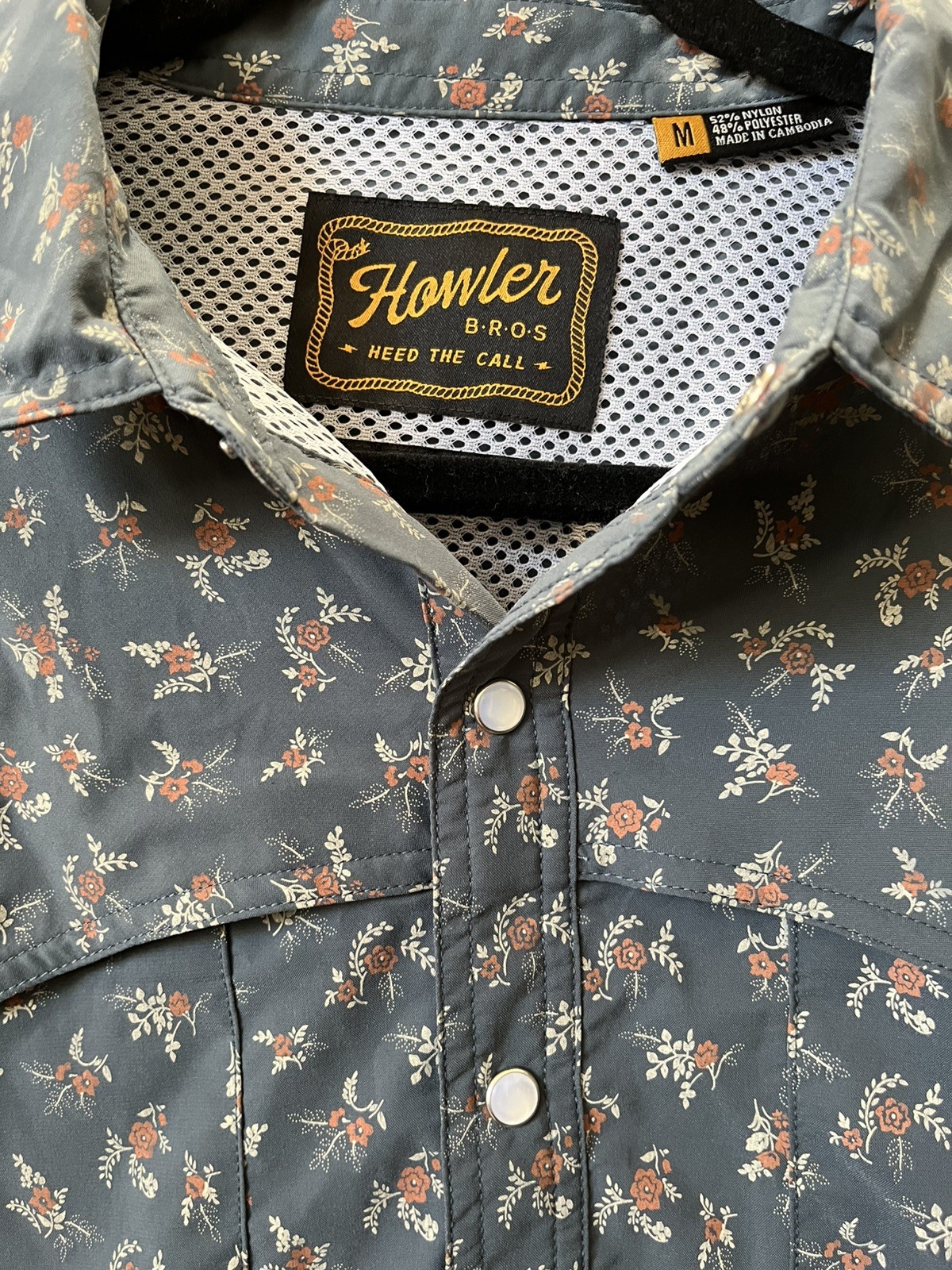 Howler Bros Open Country Shirt Medium Blue Floral Short Sleeve Pearl Snap Vented