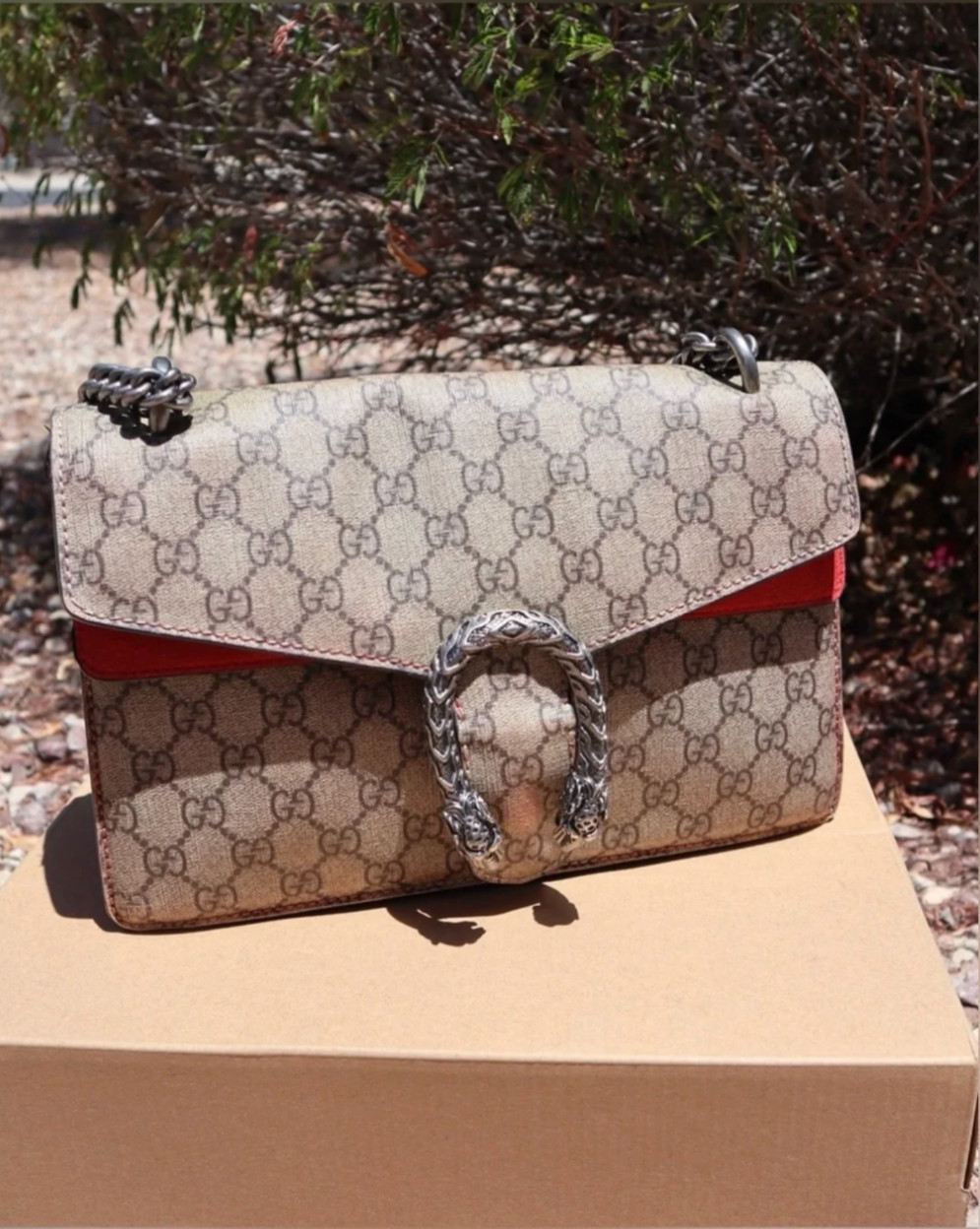 GUCCI BEIGE GG SUPREME CANVAS SHOULDER BAG WITH RED ACCENT