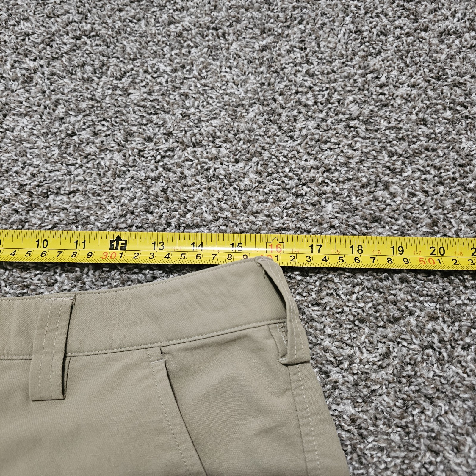 Under Armour Men’s Size 34 Golf Hiking Walking Shorts Beige Tan