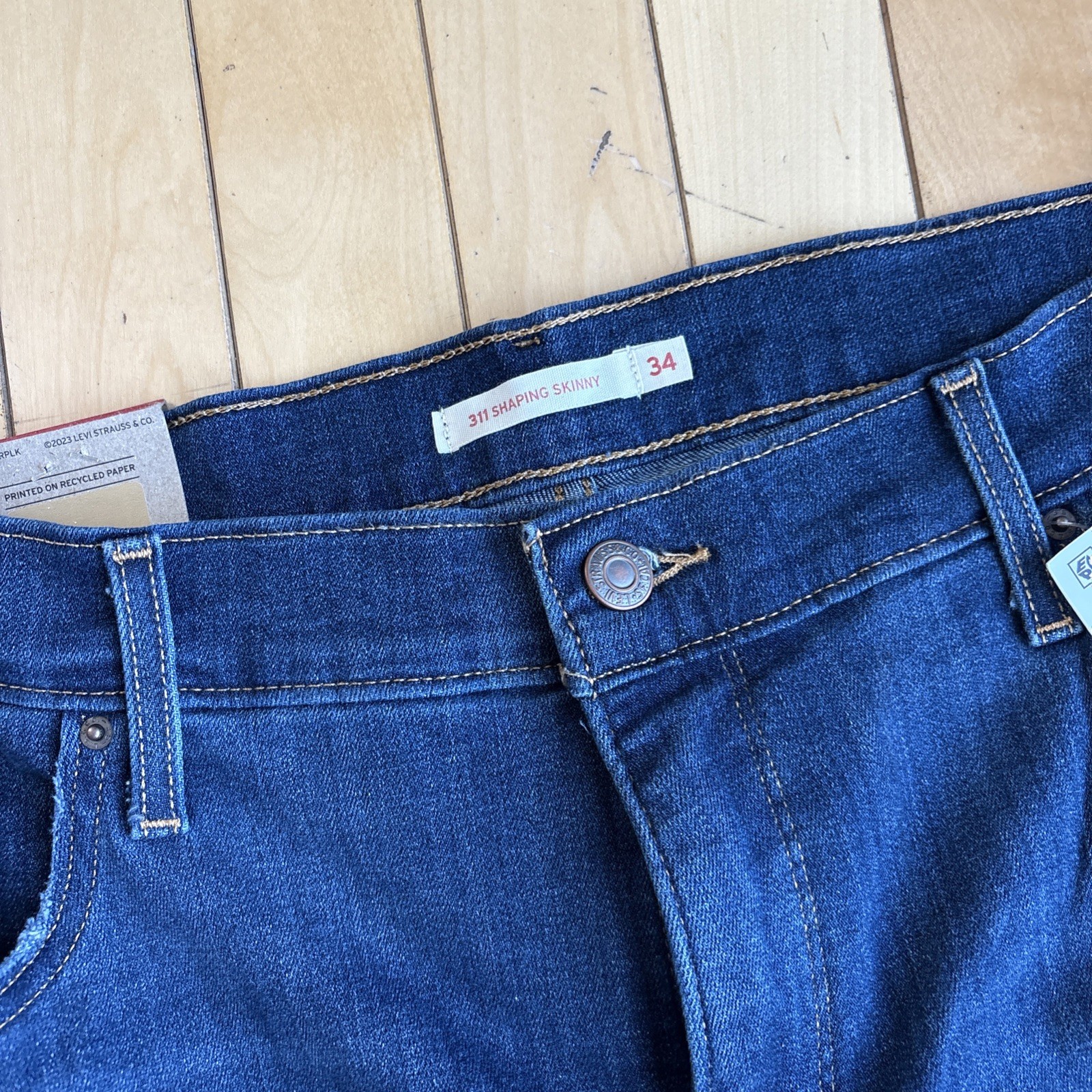 NWT Levi’s 311 Shaping Skinny Jeans Women’s Size 34Wx30L Dark Wash Distressed