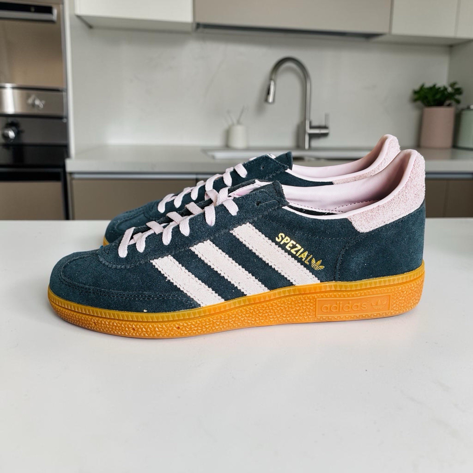 Adidas Spezial Athletic Sneakers black/Pink/suede size 6.5 women , brand new