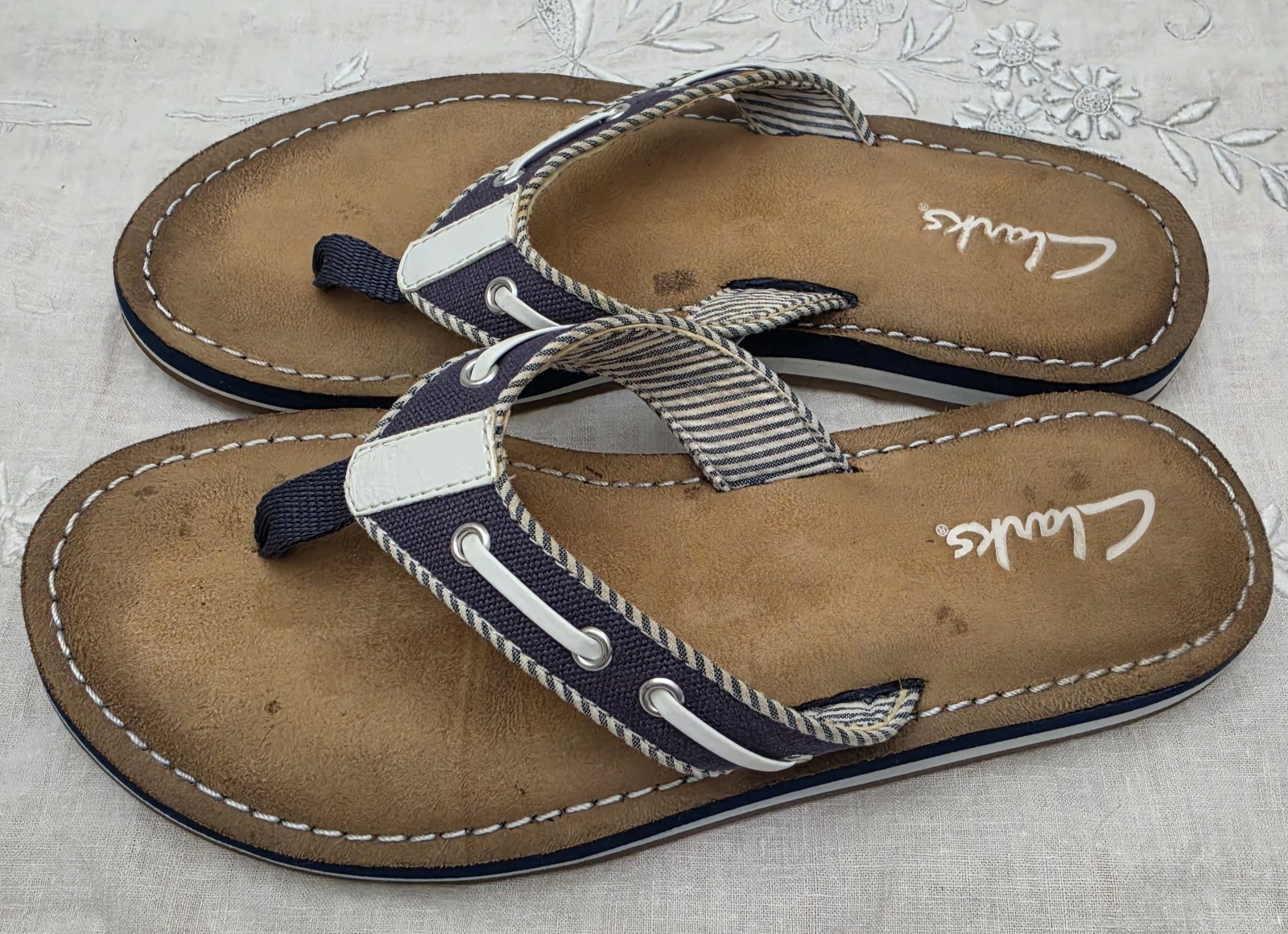 Clarks Collection Womens Slip On Blue/White Thong Flip Flop Sandal, 6M