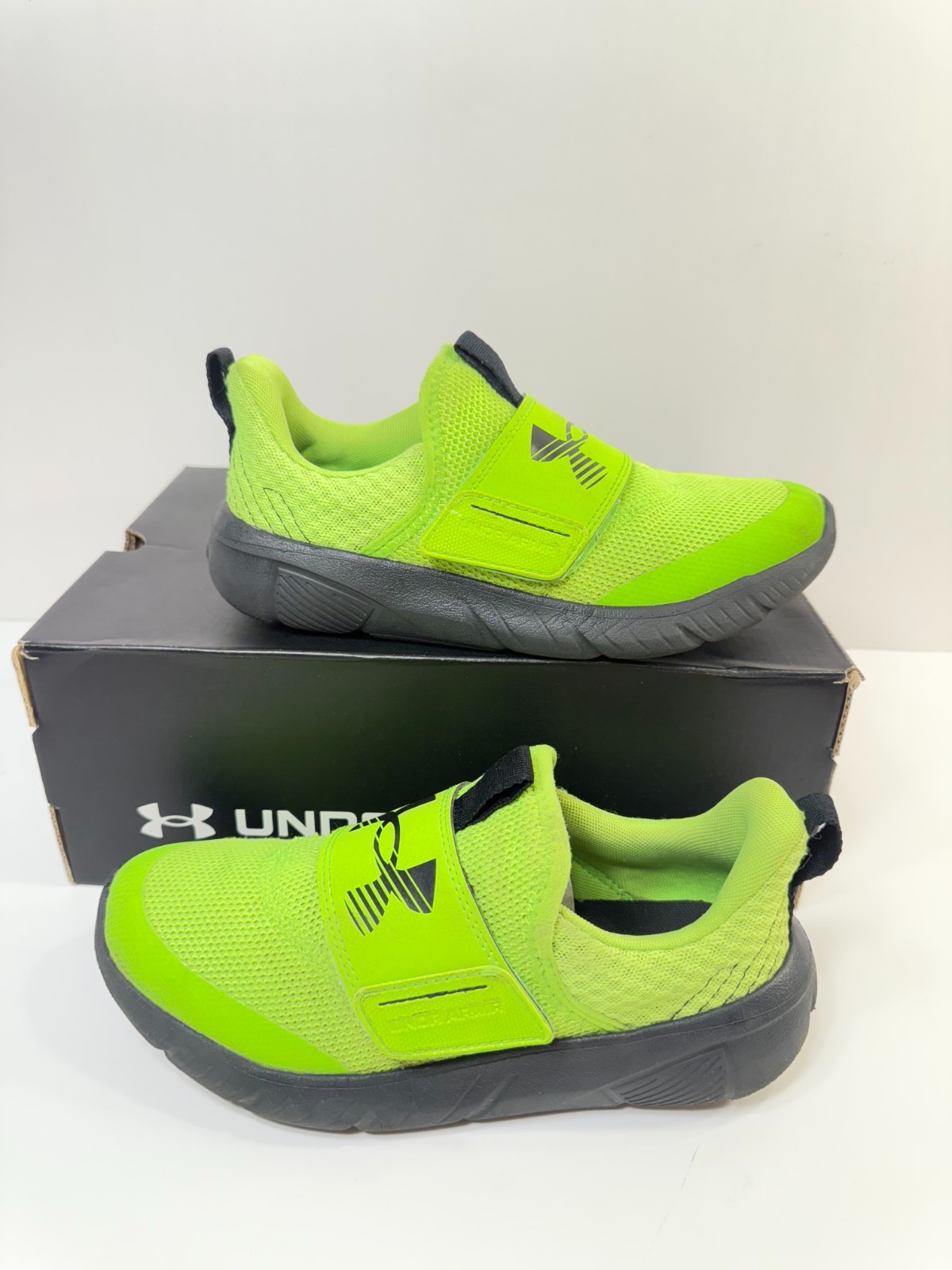 17. Under Armour Boys’ Grade School Flash, (389) Hyper Green/Black, 3.5 Youths