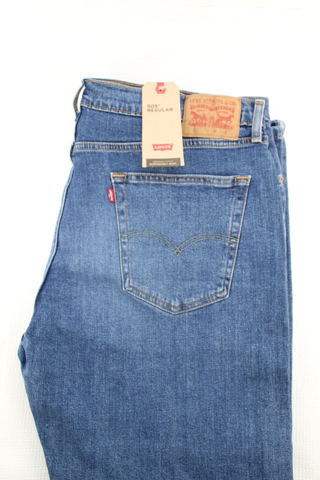 NWT LEVI’S 505 Regular Size 40 x 32 Medium Wash Room At Thigh Men Jeans MSRP $69