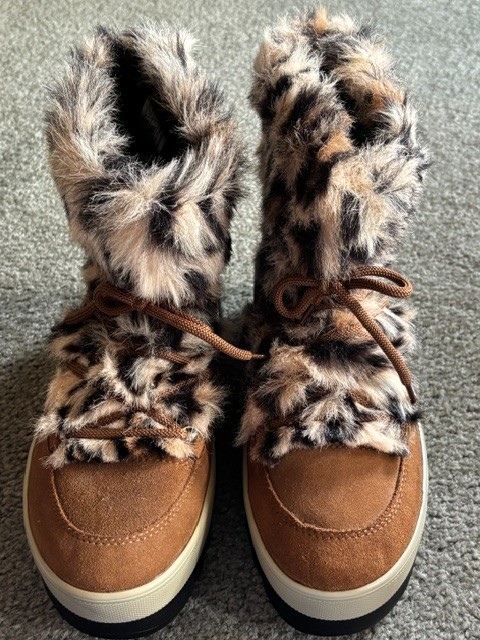 NWT WOMENS COUGAR VANITY WATERPROOF SUEDE WINTER BOOTS TAN/LEOPARD FAUX FUR 10M