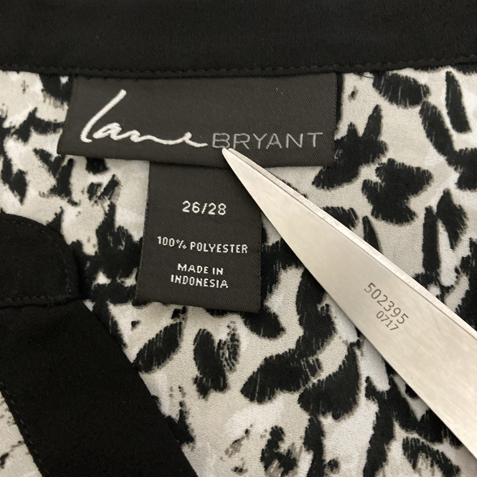 Lane Bryant Black Multi Print Top w/Roll-Tab Sleeves & Front Pockets – SZ 26/28
