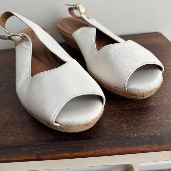 White leather peeptoe sling back clark size 7 kitten