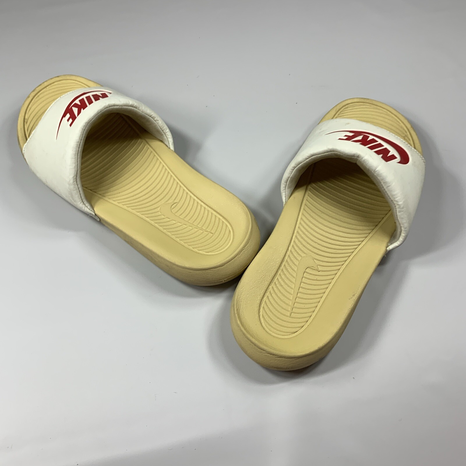 Men’s Nike Victori One Slide, Summit White/Sesame/University Red Sz 8 CN9675-107