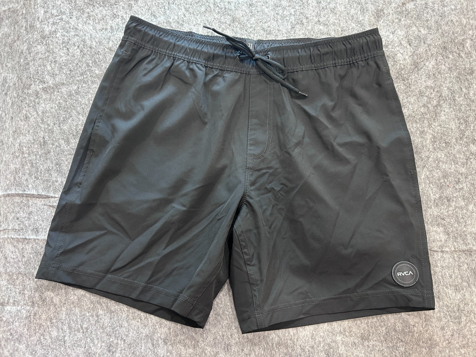 NWOT – RVCA Men’s Travis Solid Trunk 17 Shorts – Black – Large