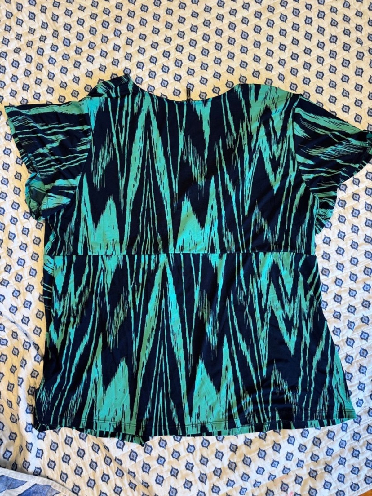 Daisy Fuentes Women’s Twisted Front Short Sleeve Top in Teal and Navy 2X