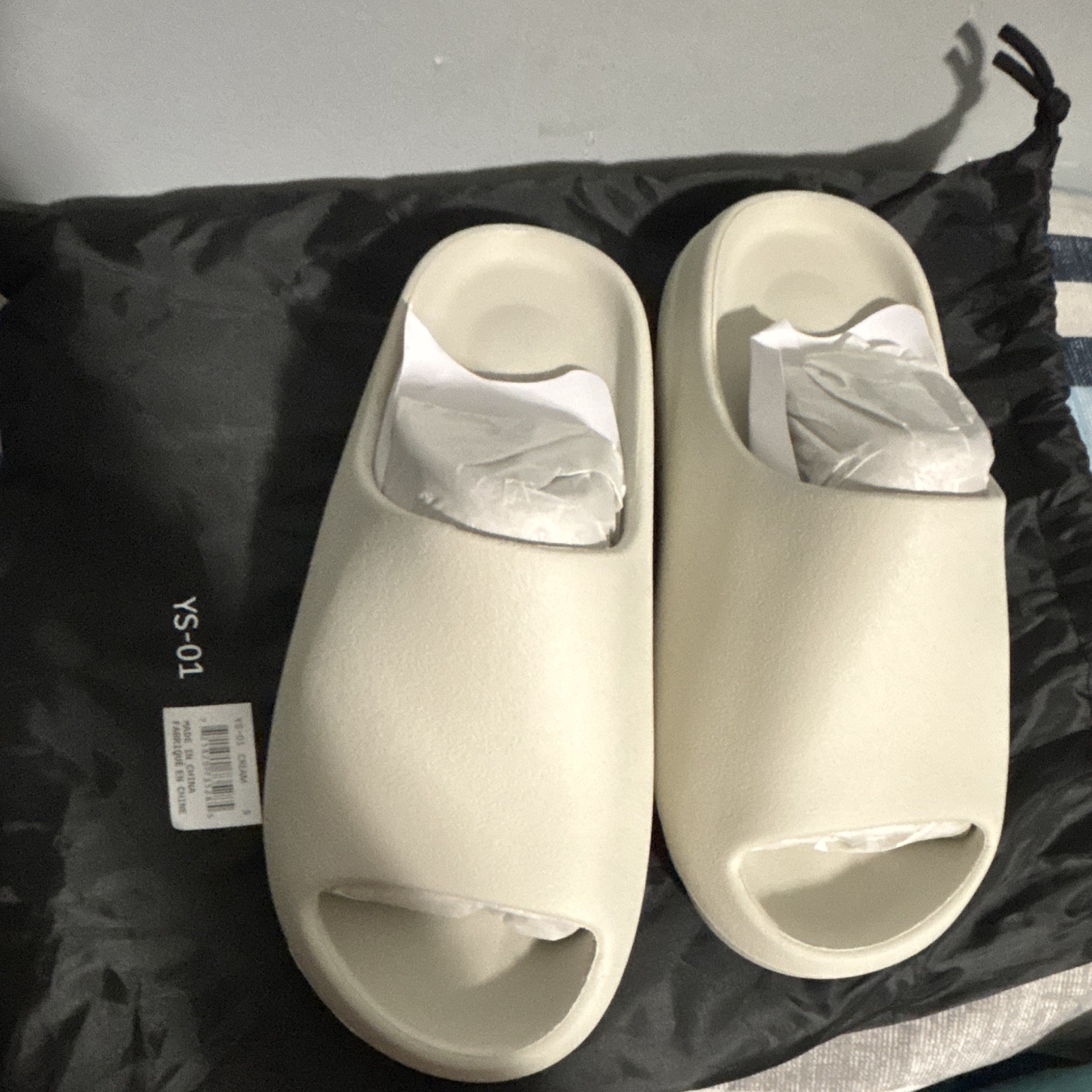 Yeezy Slides Men’s Cream Rubber Slide Sandals Open Toe Slip On Logo US 9