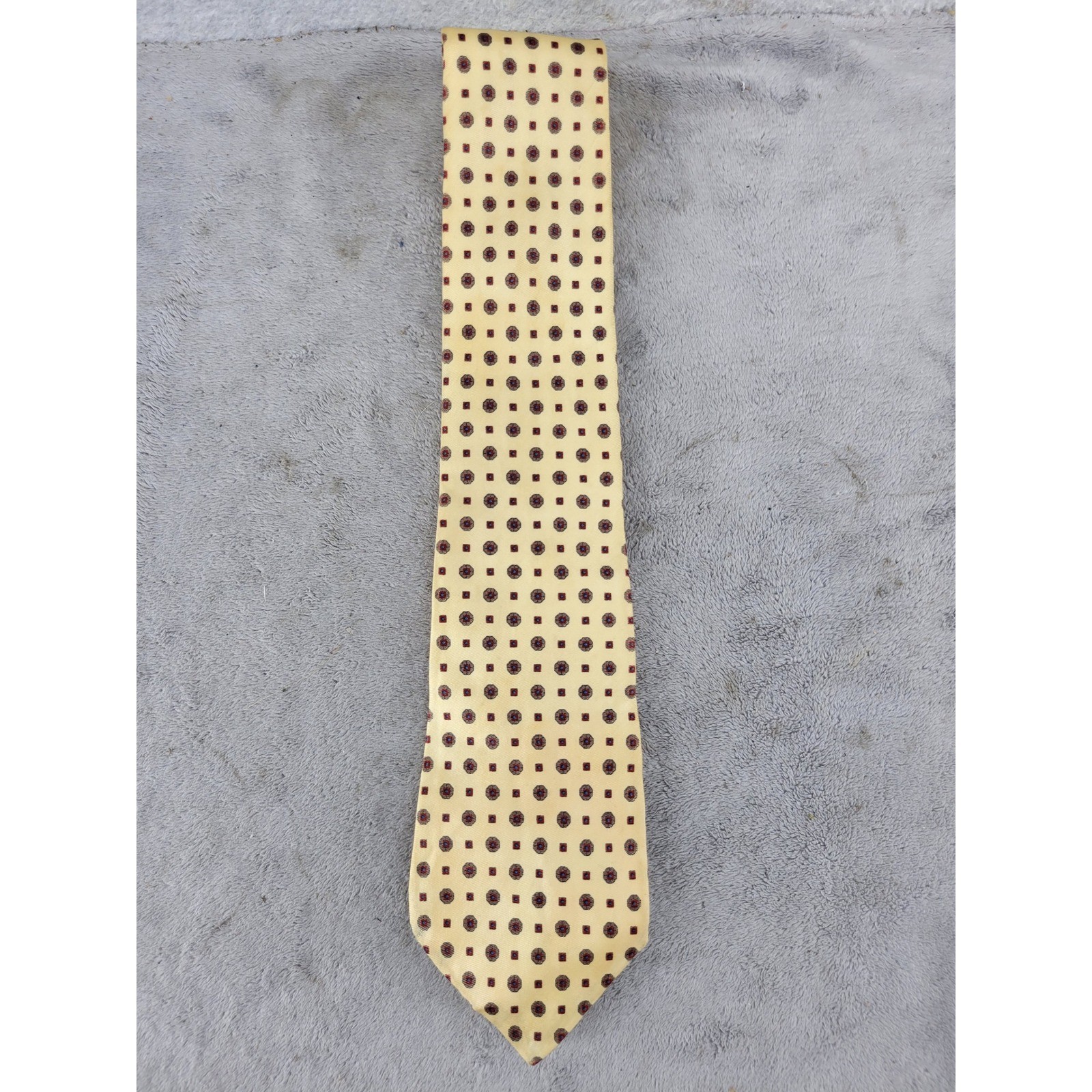 Resilio Mens Silk Tie Yellow Geometric Medallion Foulard Vintage USA Made 3.25in