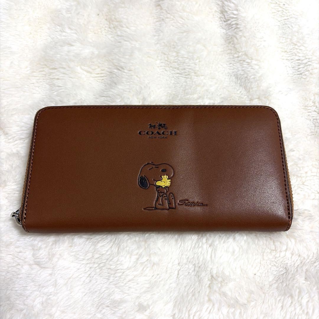 Excellent Condition Coach Peanuts Snoopy Collaboration Leather Round Zip Long Wa