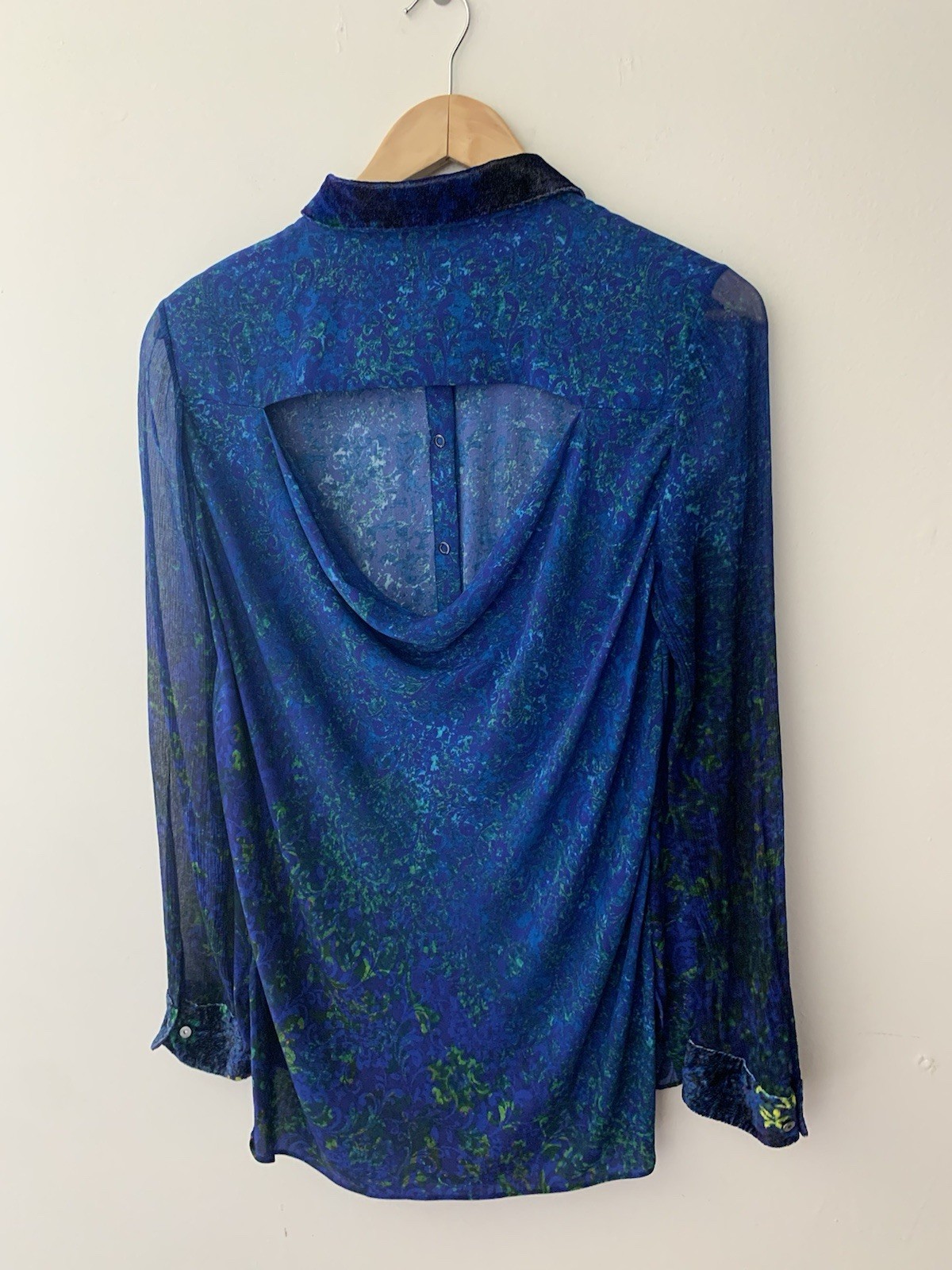 Elie Tahari 100% Silk Blouse M Velvet Cuffs And Collar Open Back Snap Buttons
