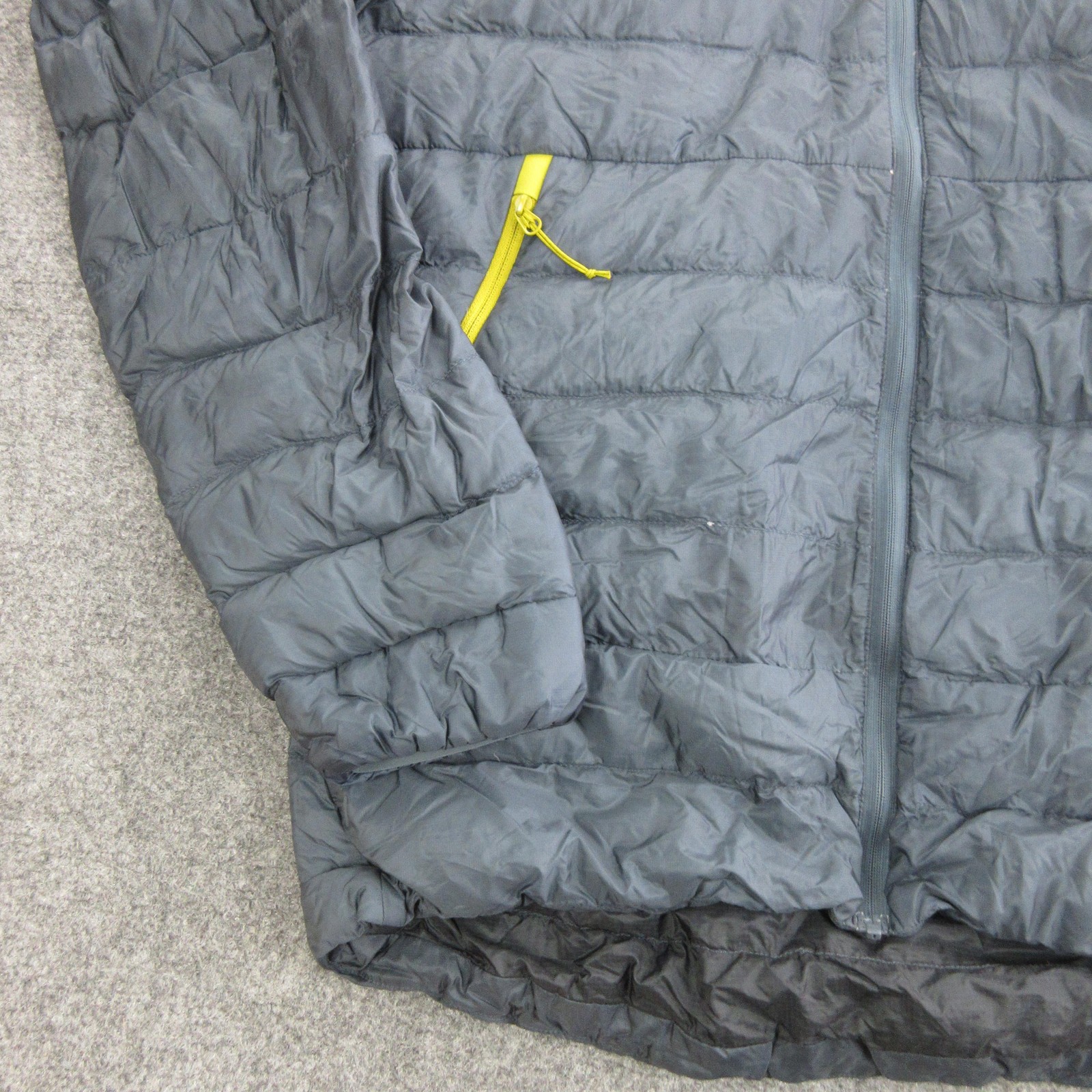 Arc’teryx Down Jacket Mens Medium Gray Hooded Full Zip Lightweight Puffer Hiking