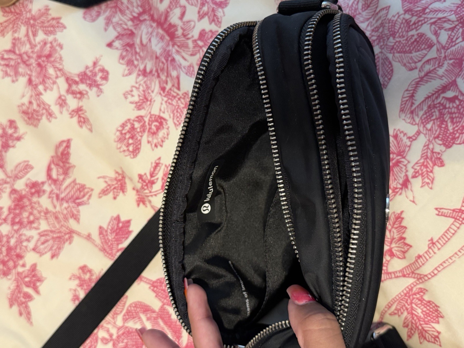 Lululemon 2L Crossbody Camera Bag Black/Silver Zipper
